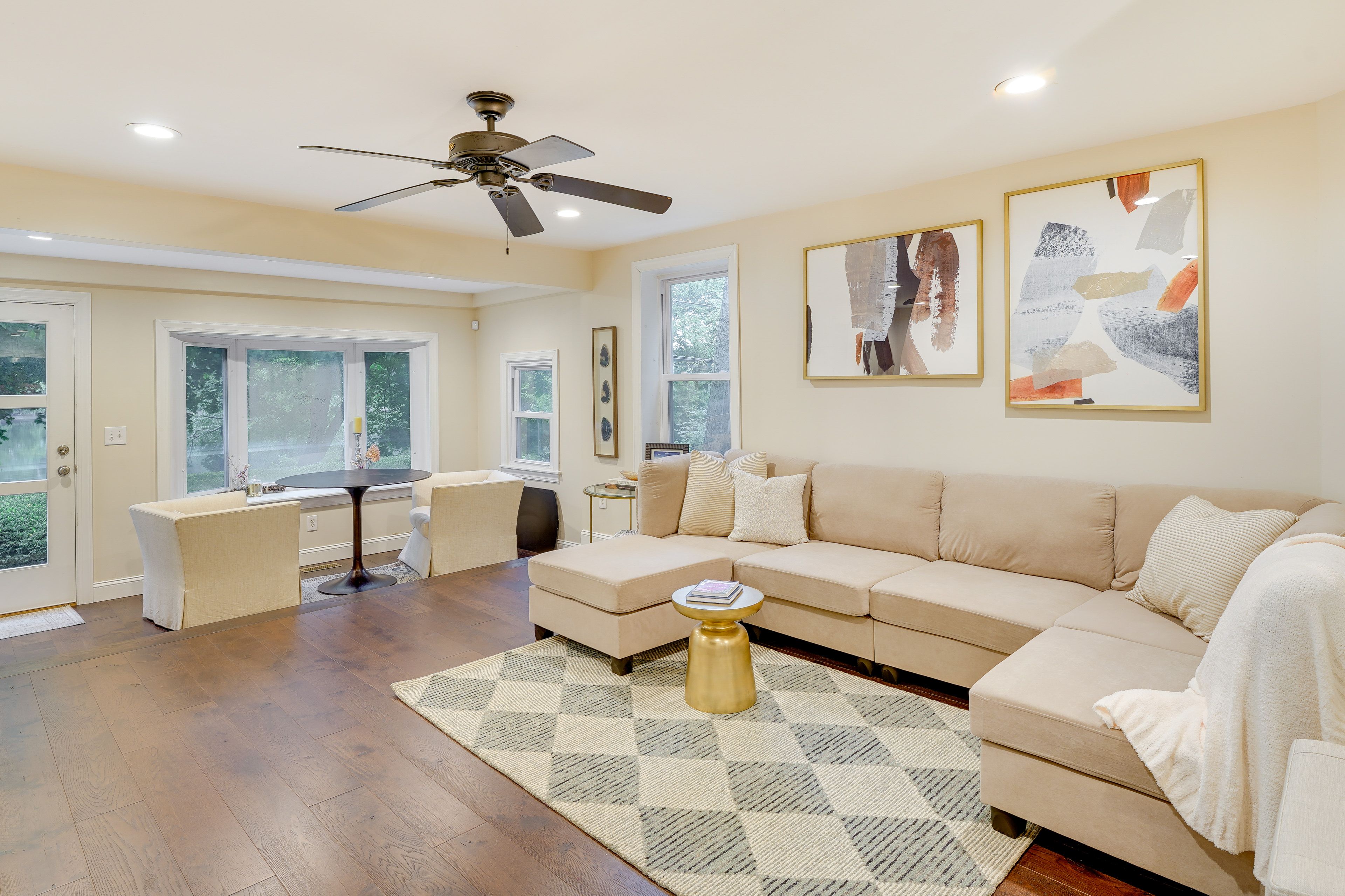 Living Room | Free WiFi | Smart TV