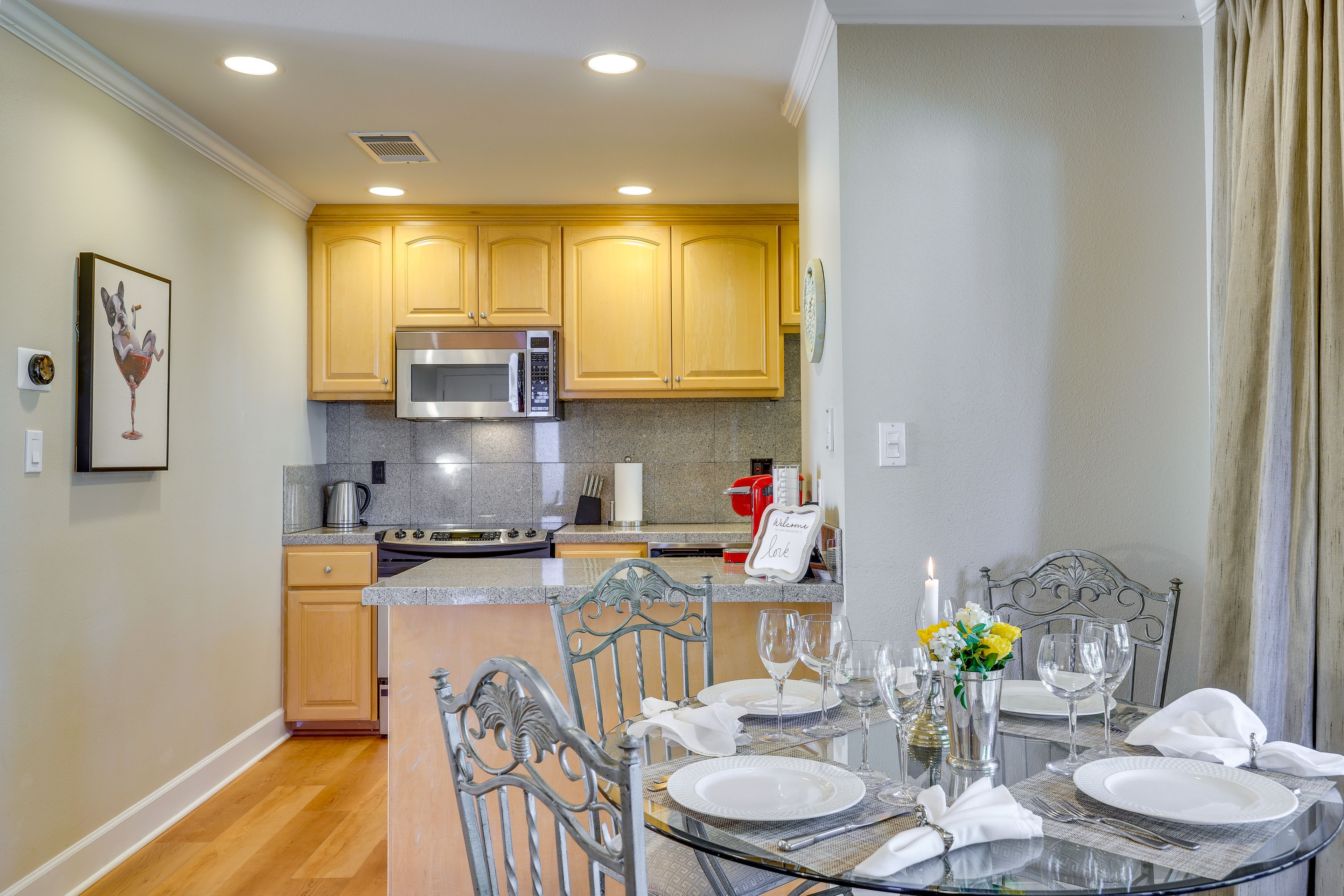 Dining Area | Dishware/Flatware Provided