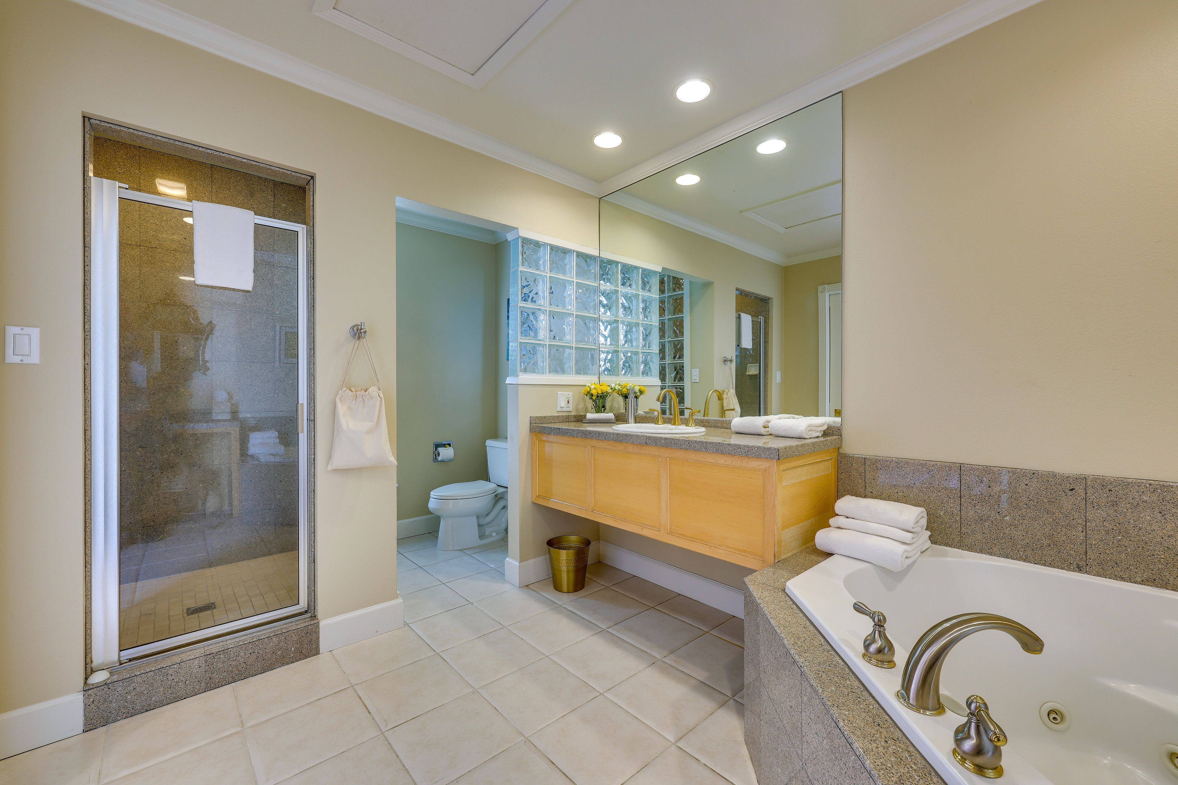 Bathroom | Complimentary Toiletries | Towels Provided | Jacuzzi