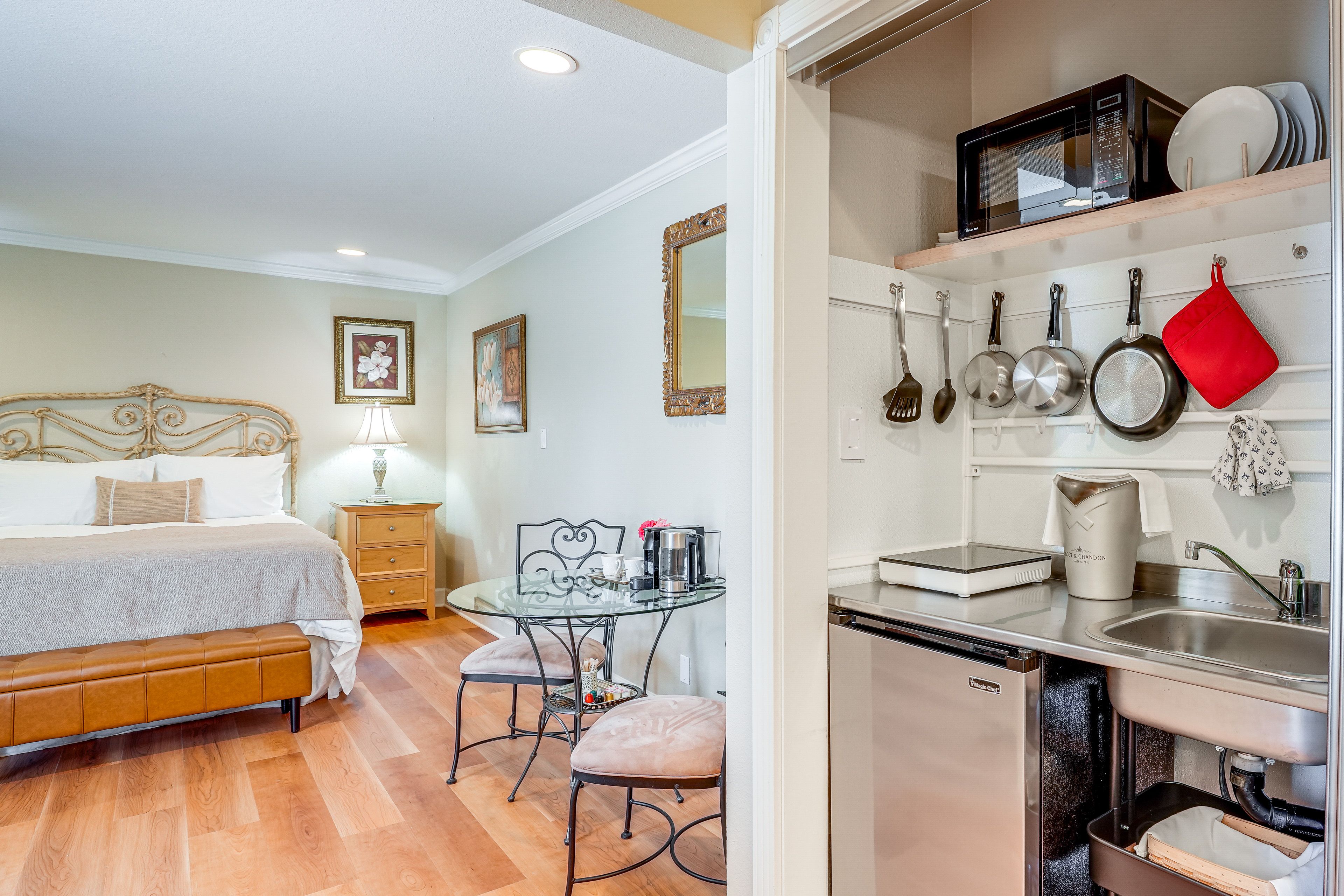 Studio | Kitchenette | Dishware & Flatware