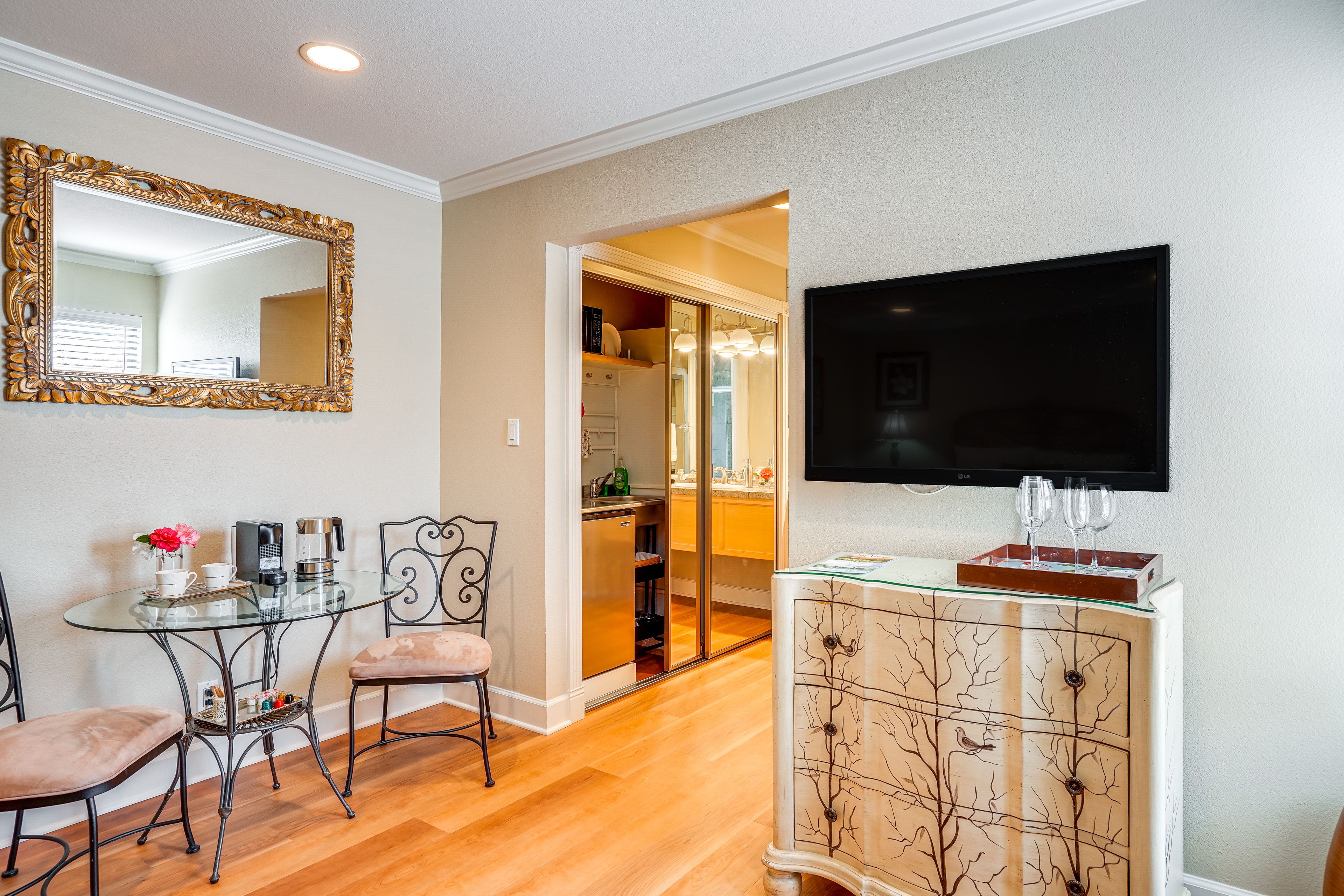 Studio | Flat-Screen TV | Free WiFi