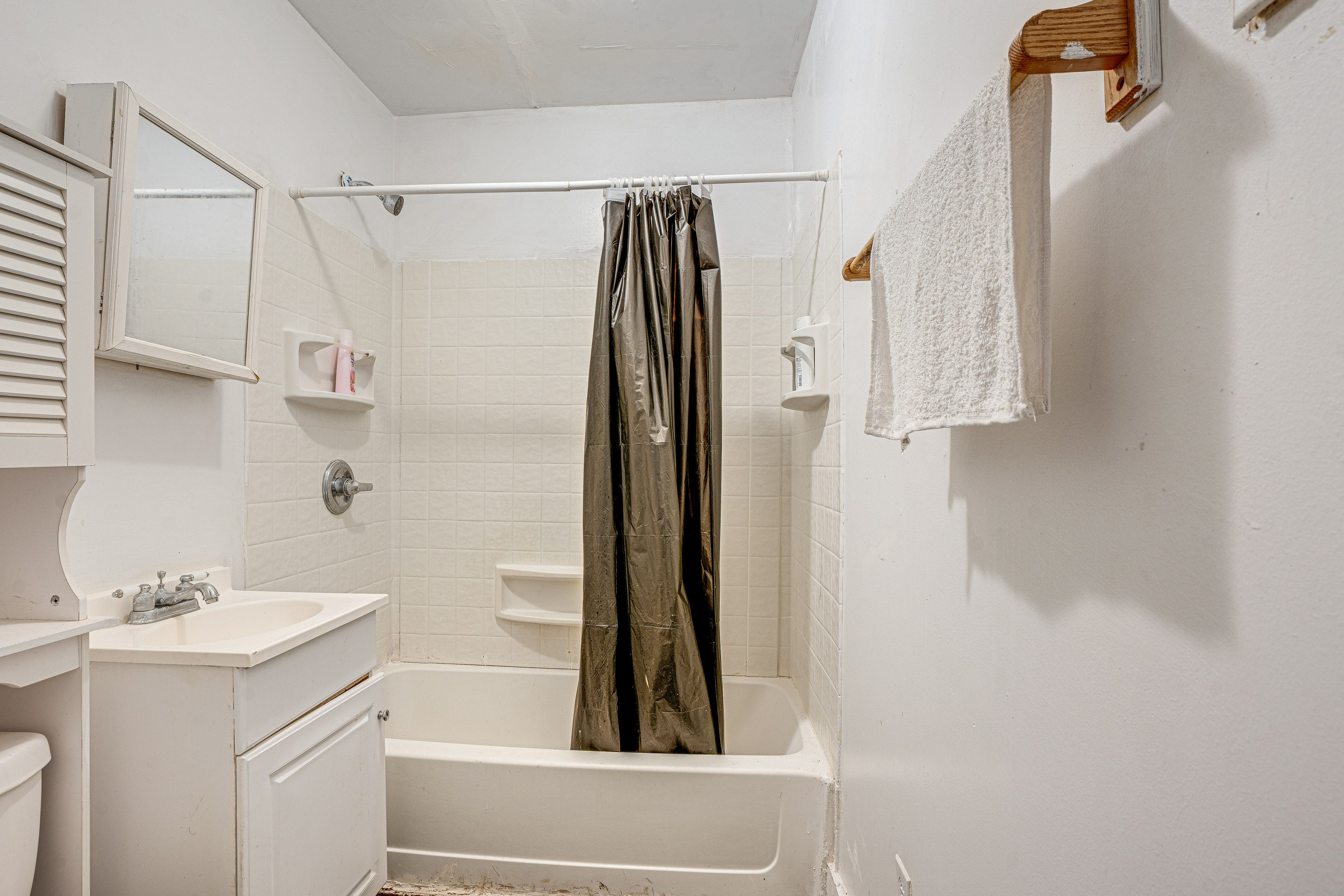 Full Bathroom | Towels Provided | Complimentary Toiletries