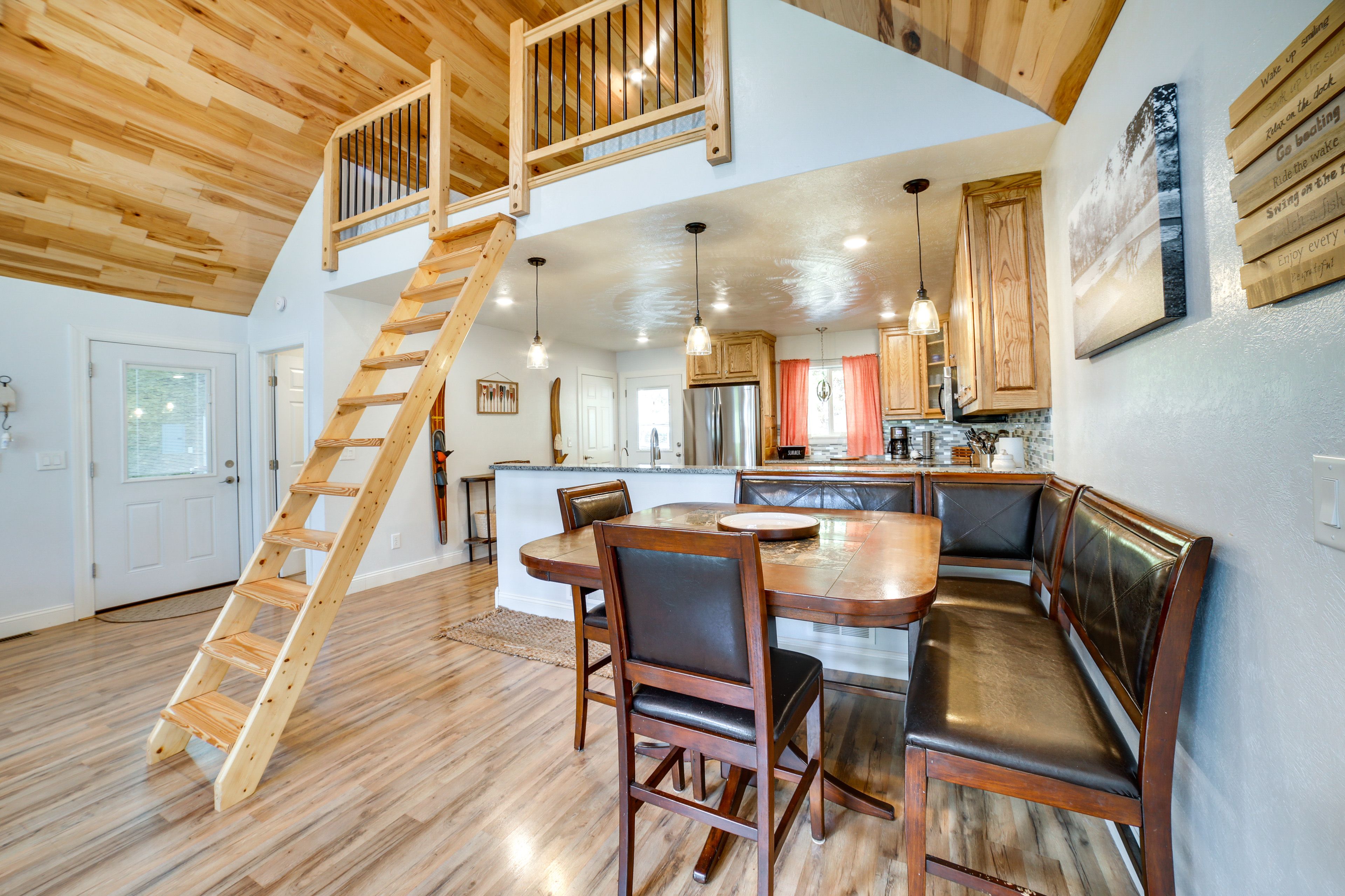 Dining Area | Dishware/Flatware Provided