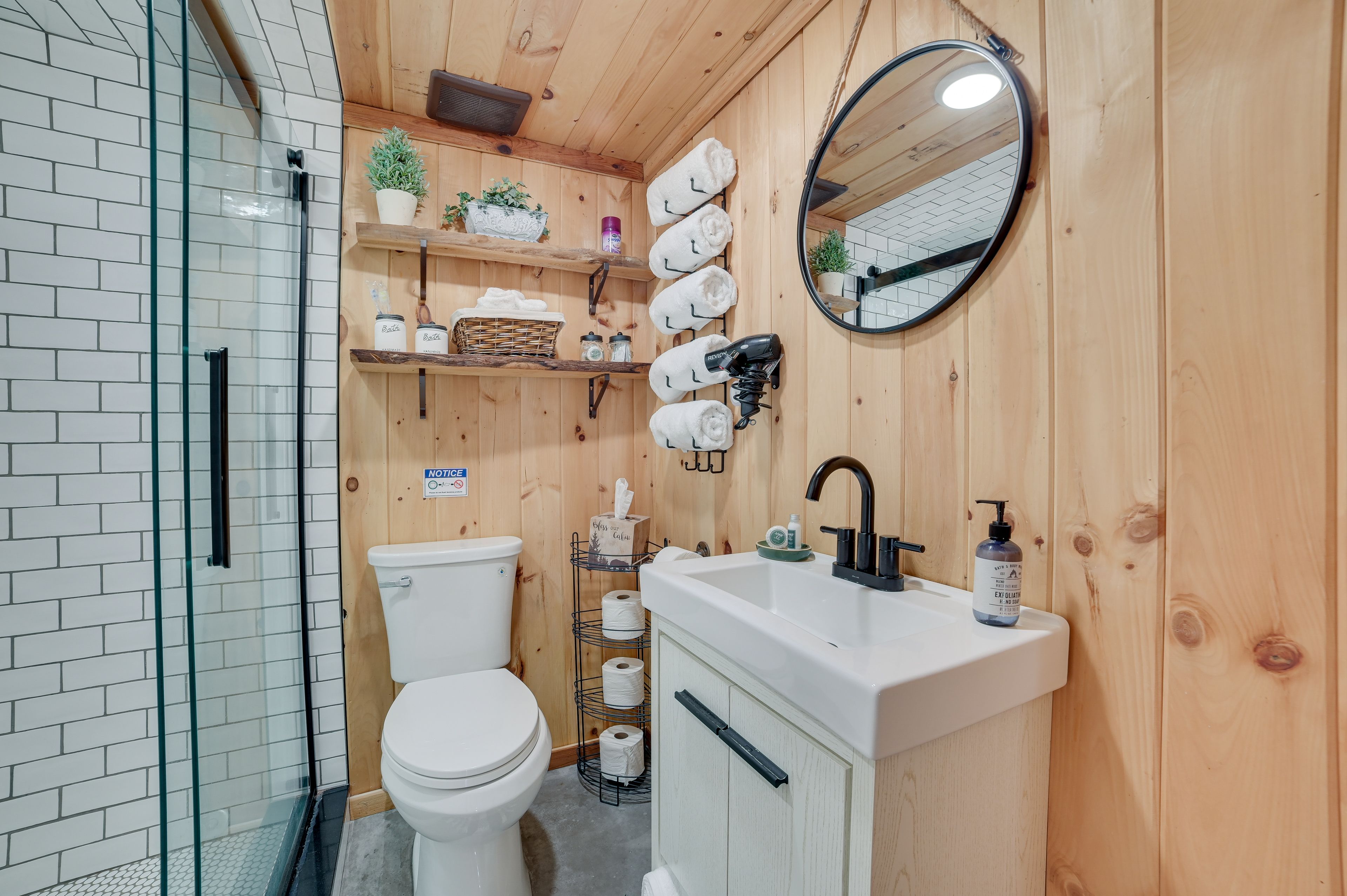 Full Bathroom | Complimentary Toiletries