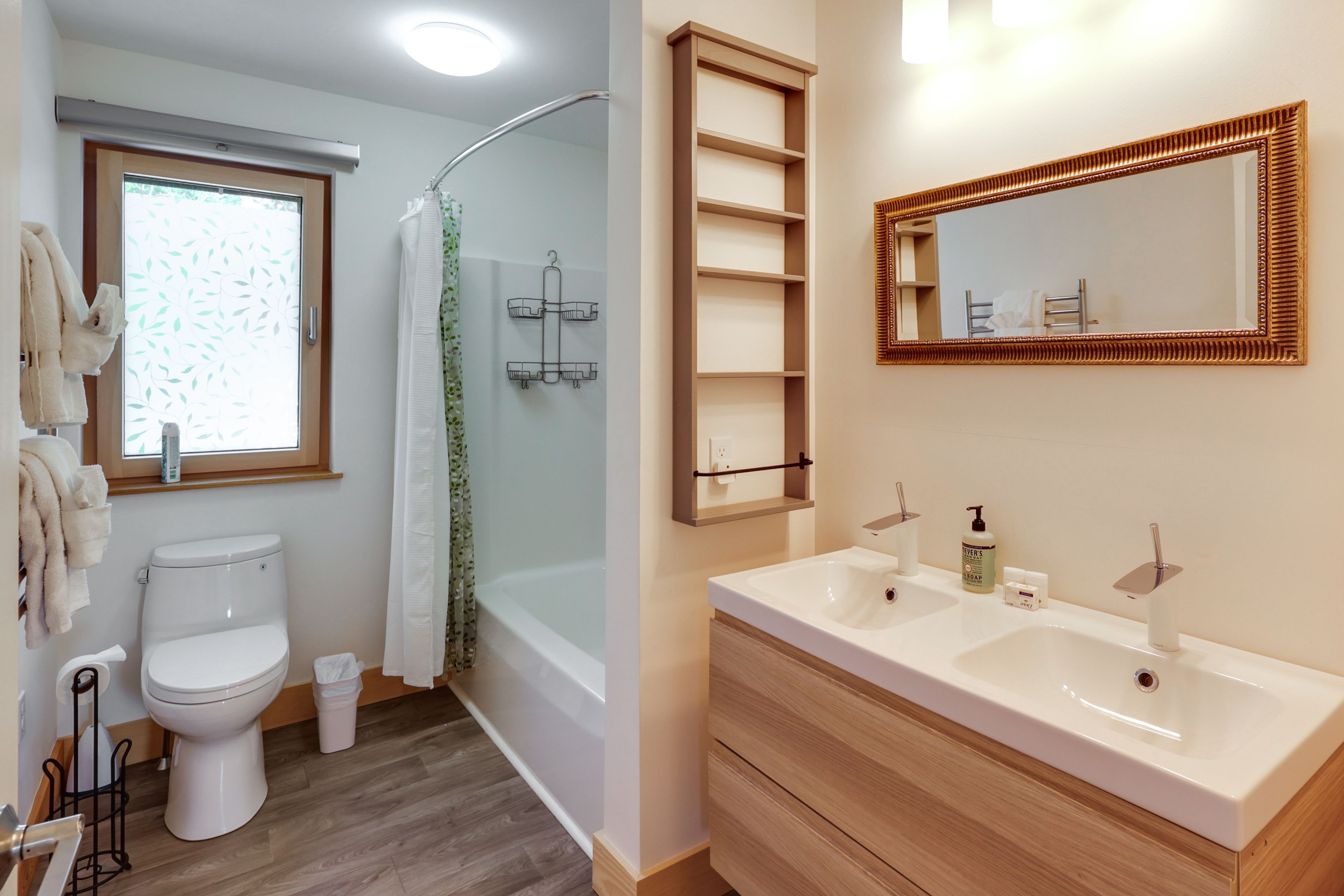 Full Bathroom | 2nd Floor