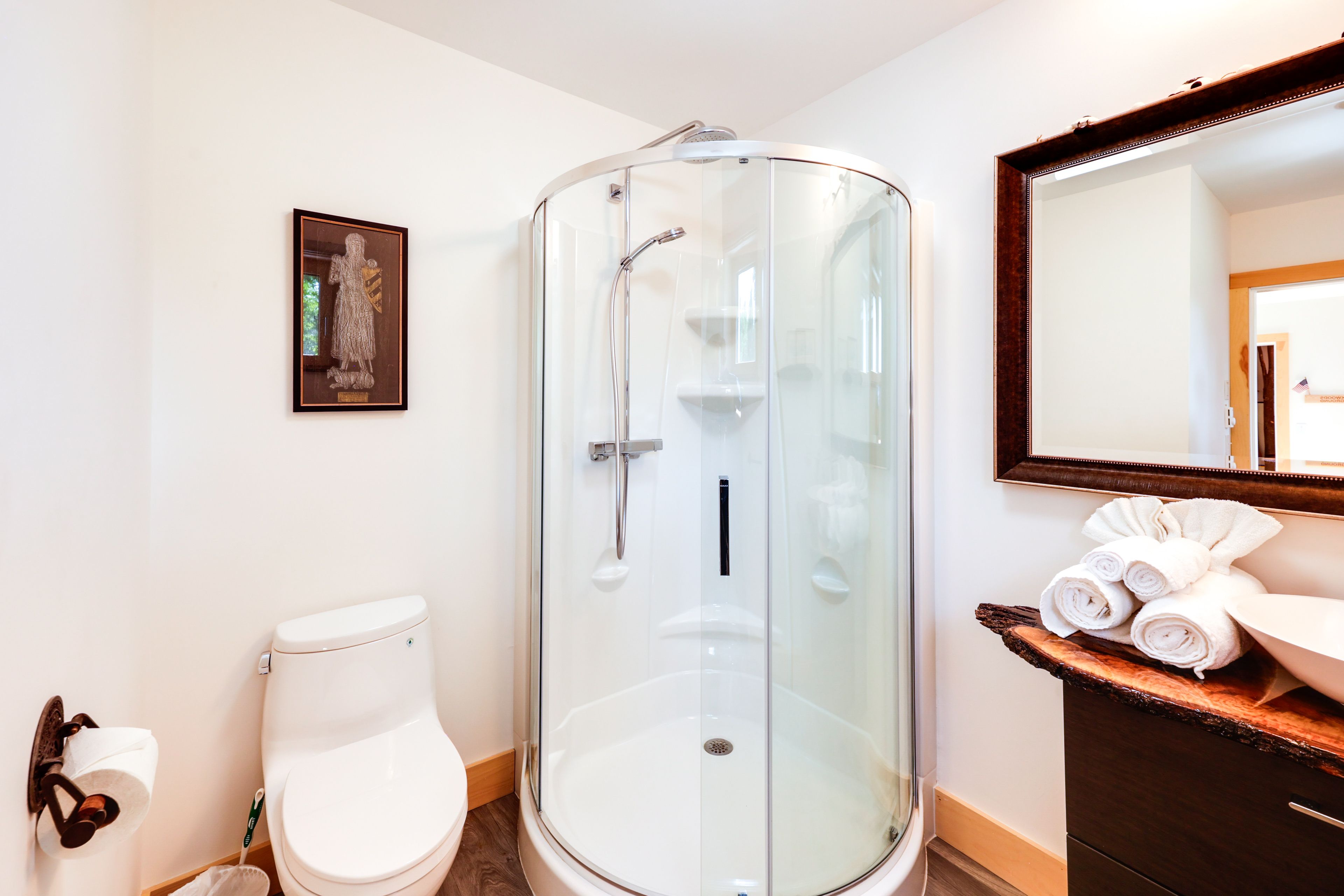 Full Bathroom | 1st Floor | Towels Provided