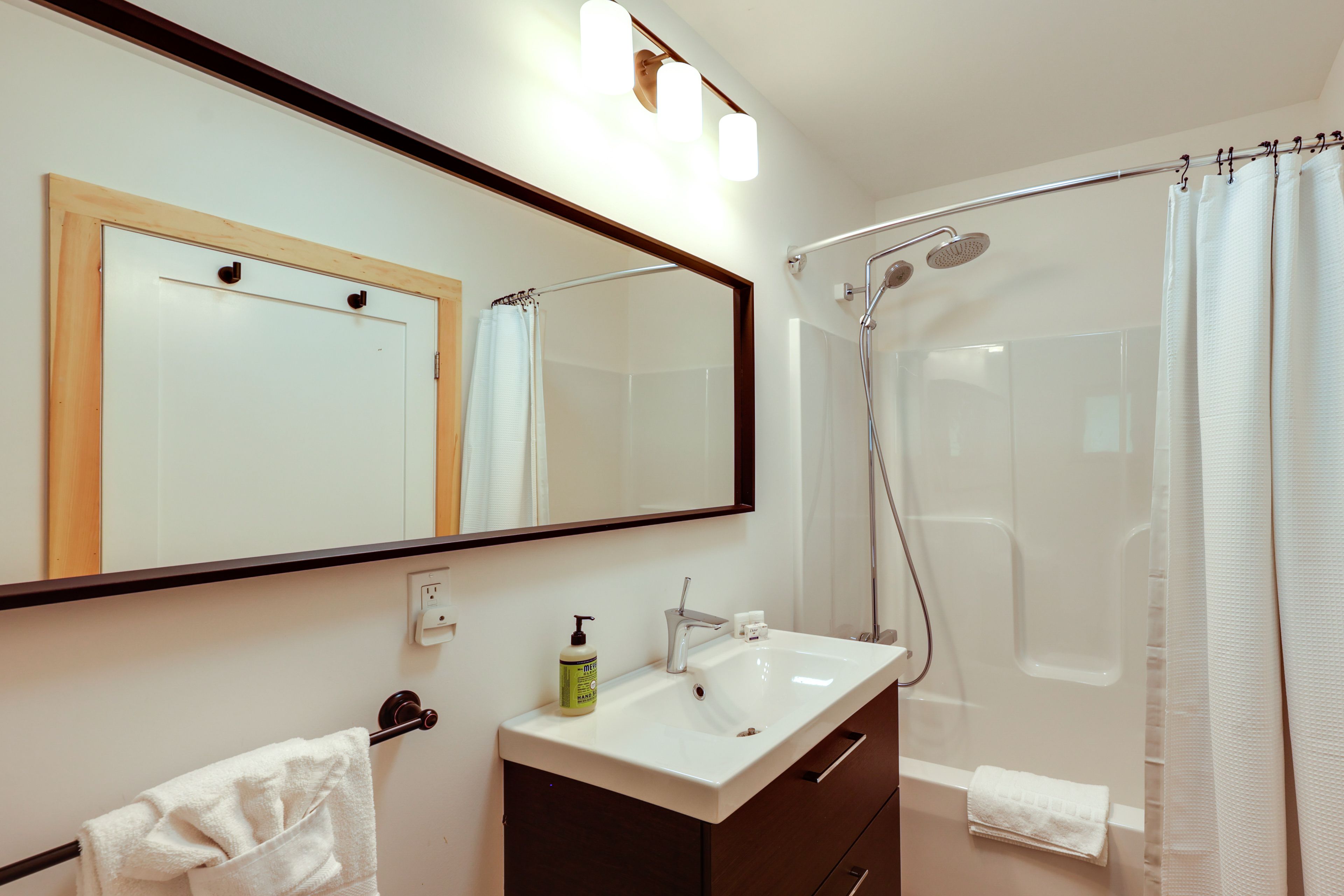 Full Bathroom | 1st Floor | Complimentary Toiletries | Hair Dryer