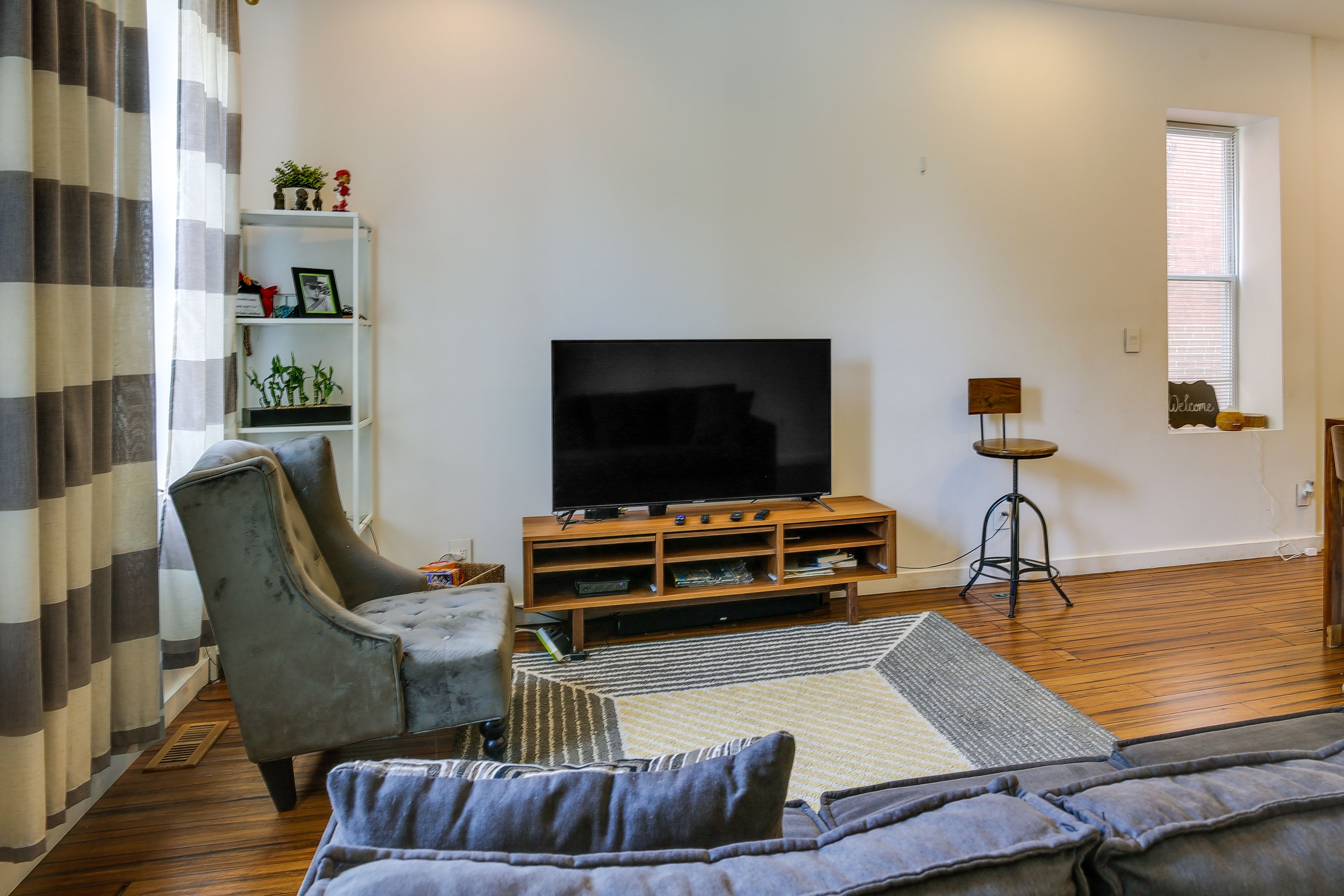 Living Room | Free WiFi | Smart TV w/ Cable | Board Games