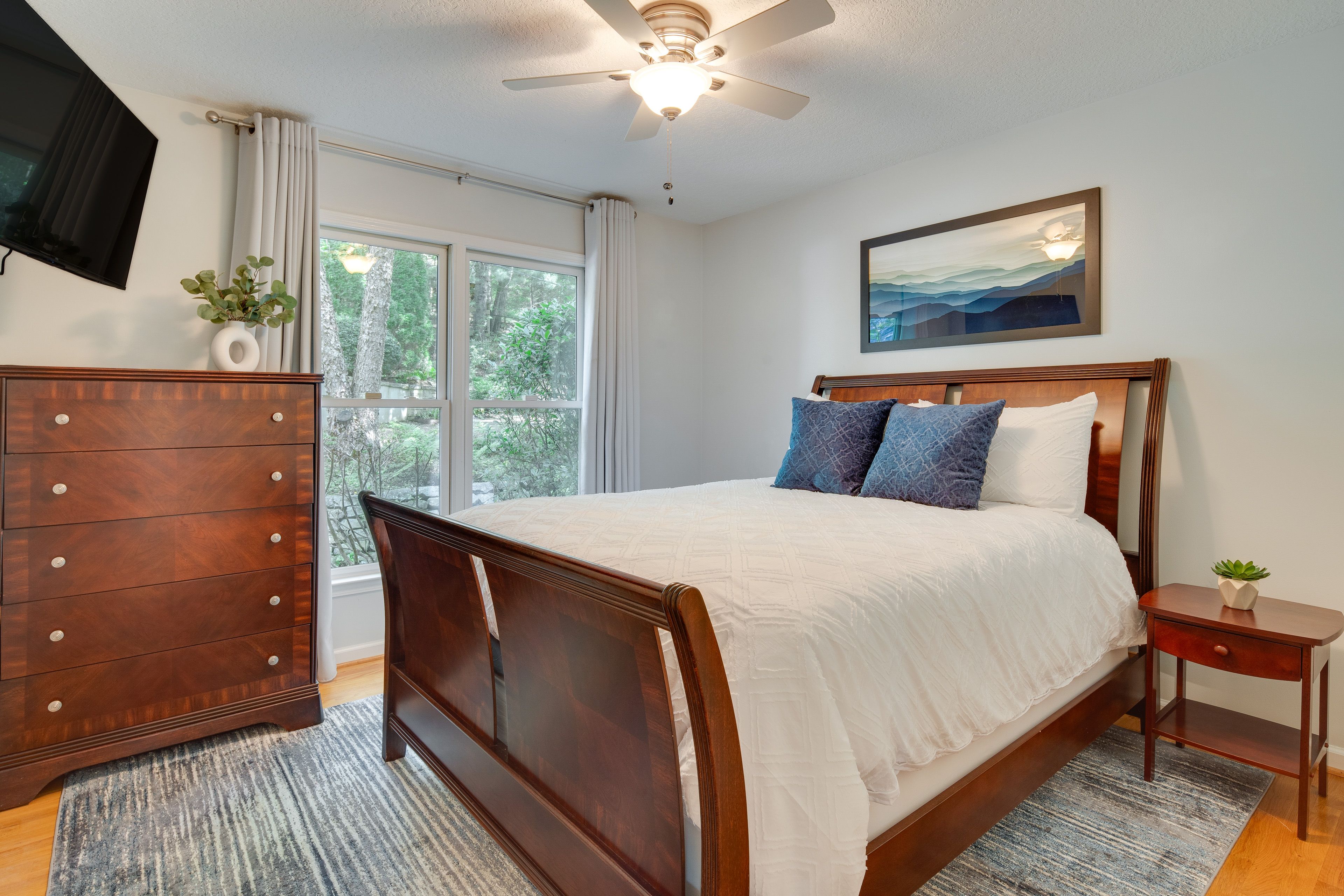 Bedroom 2 | Queen Bed | Smart TV | 1st Floor