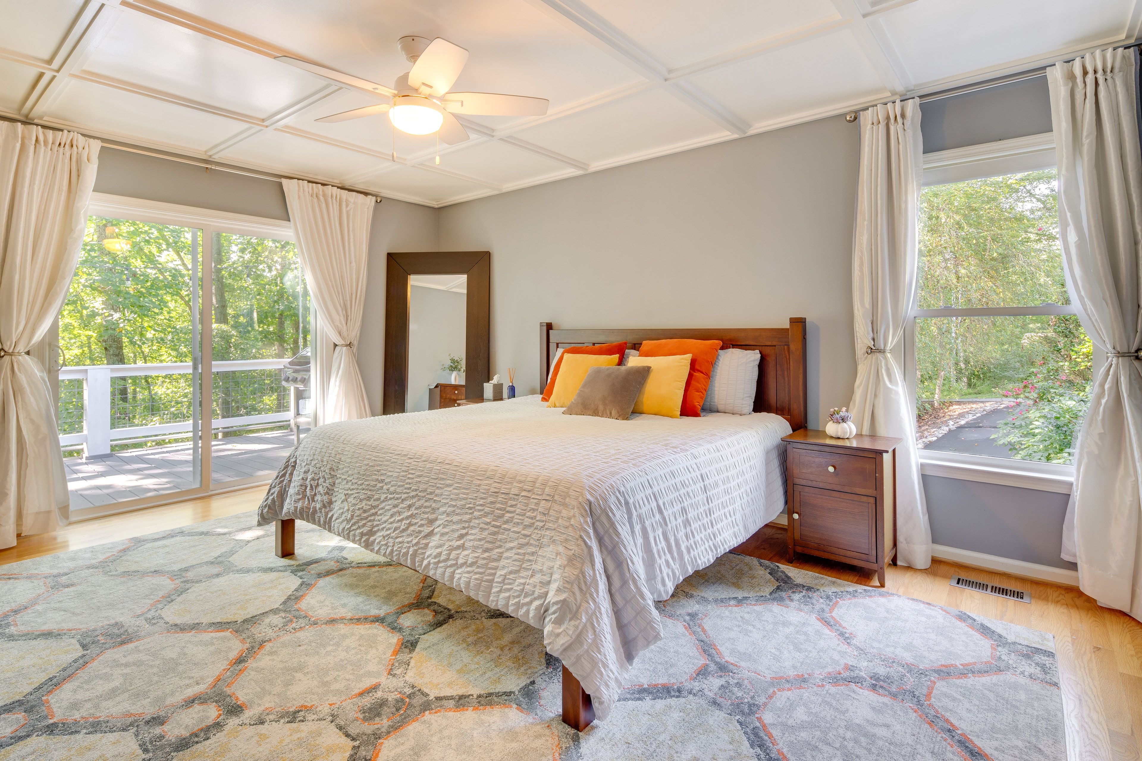 Bedroom 1 | King Bed | Linens Provided | En-Suite Bathroom | 1st Floor