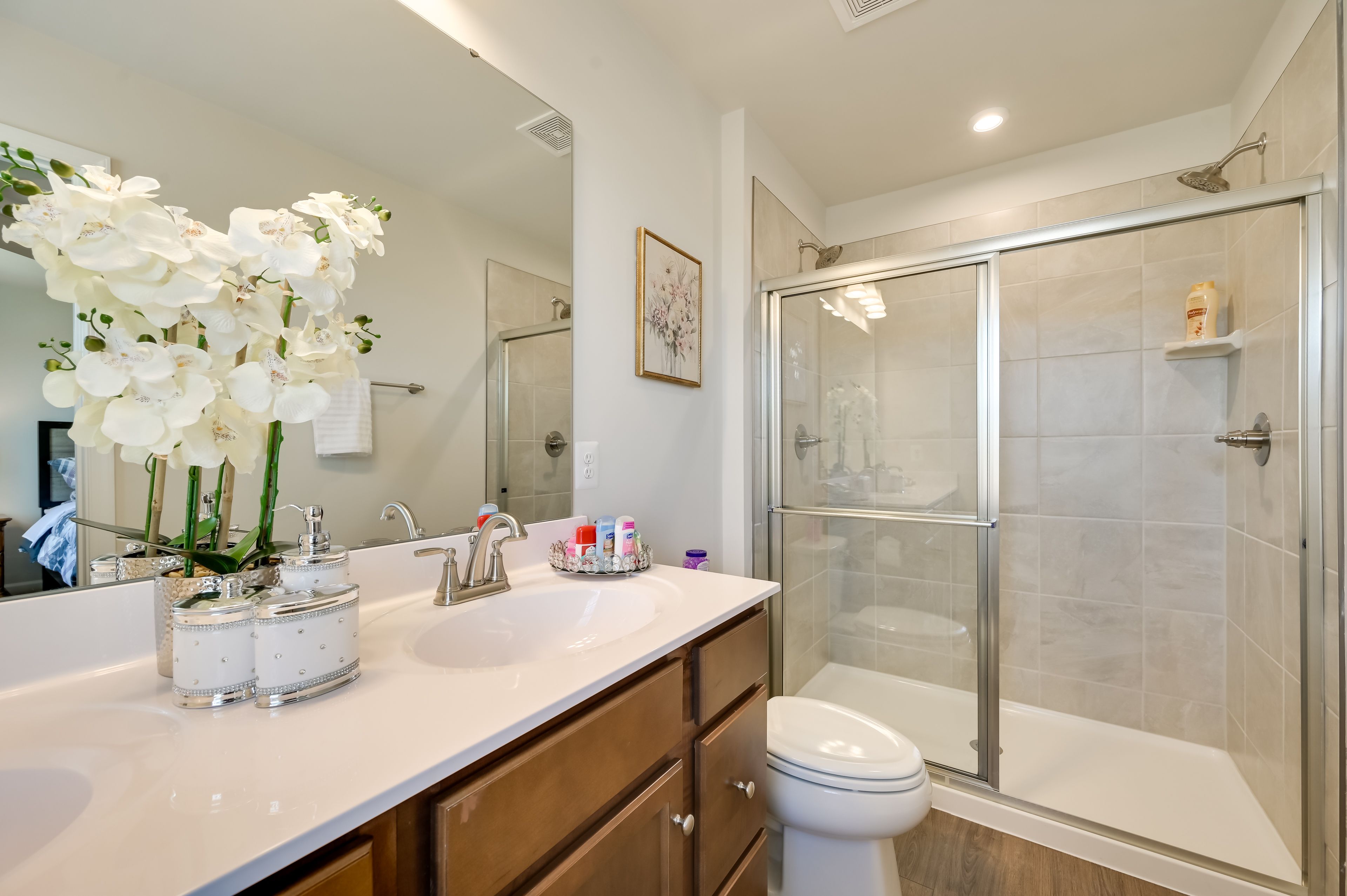 Full Bathroom | Towels Provided | Complimentary Toiletries