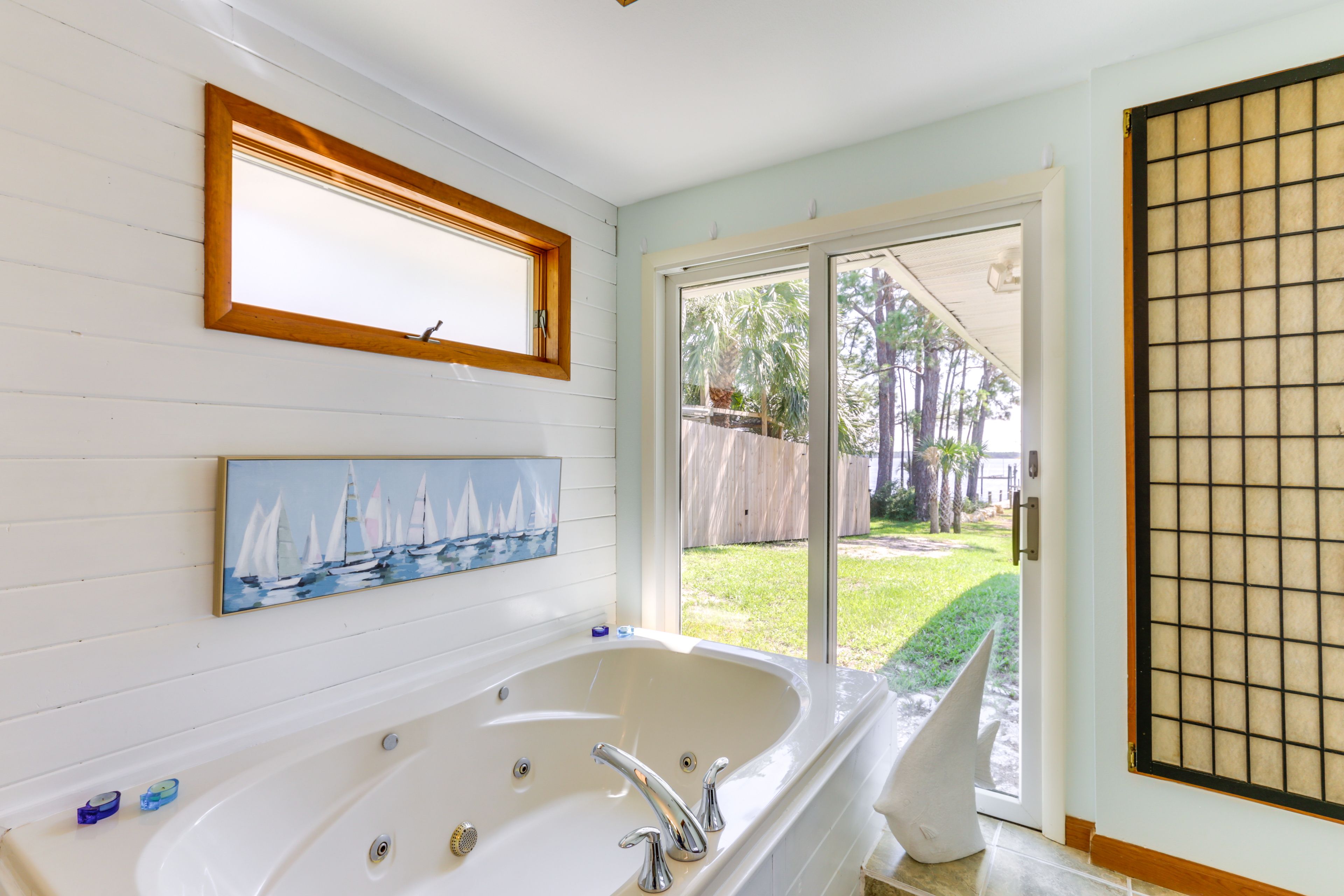 Full Bathroom | Towels Provided | Complimentary Toiletries | Jetted Tub