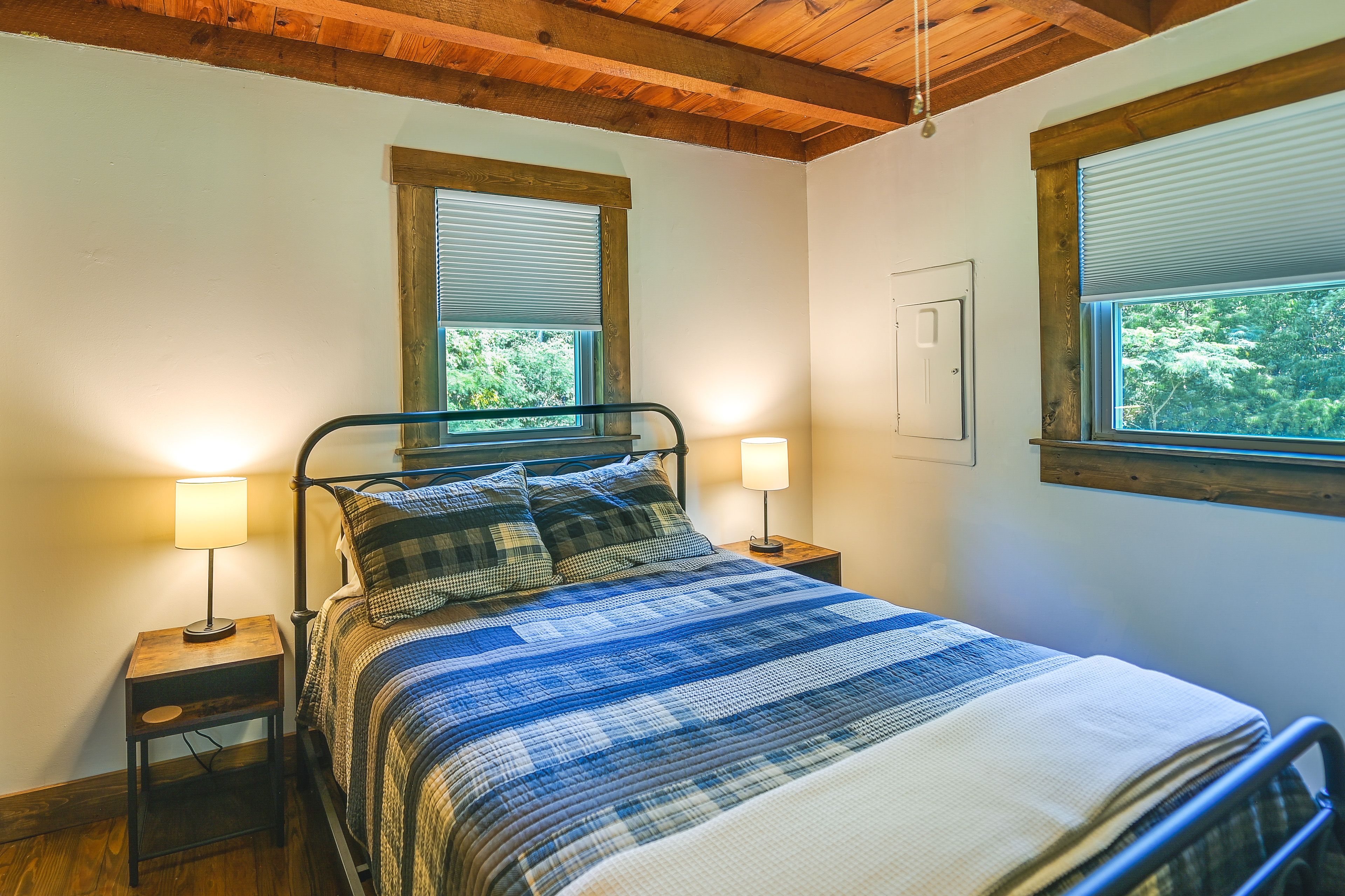 Bedroom 1 | Queen Bed