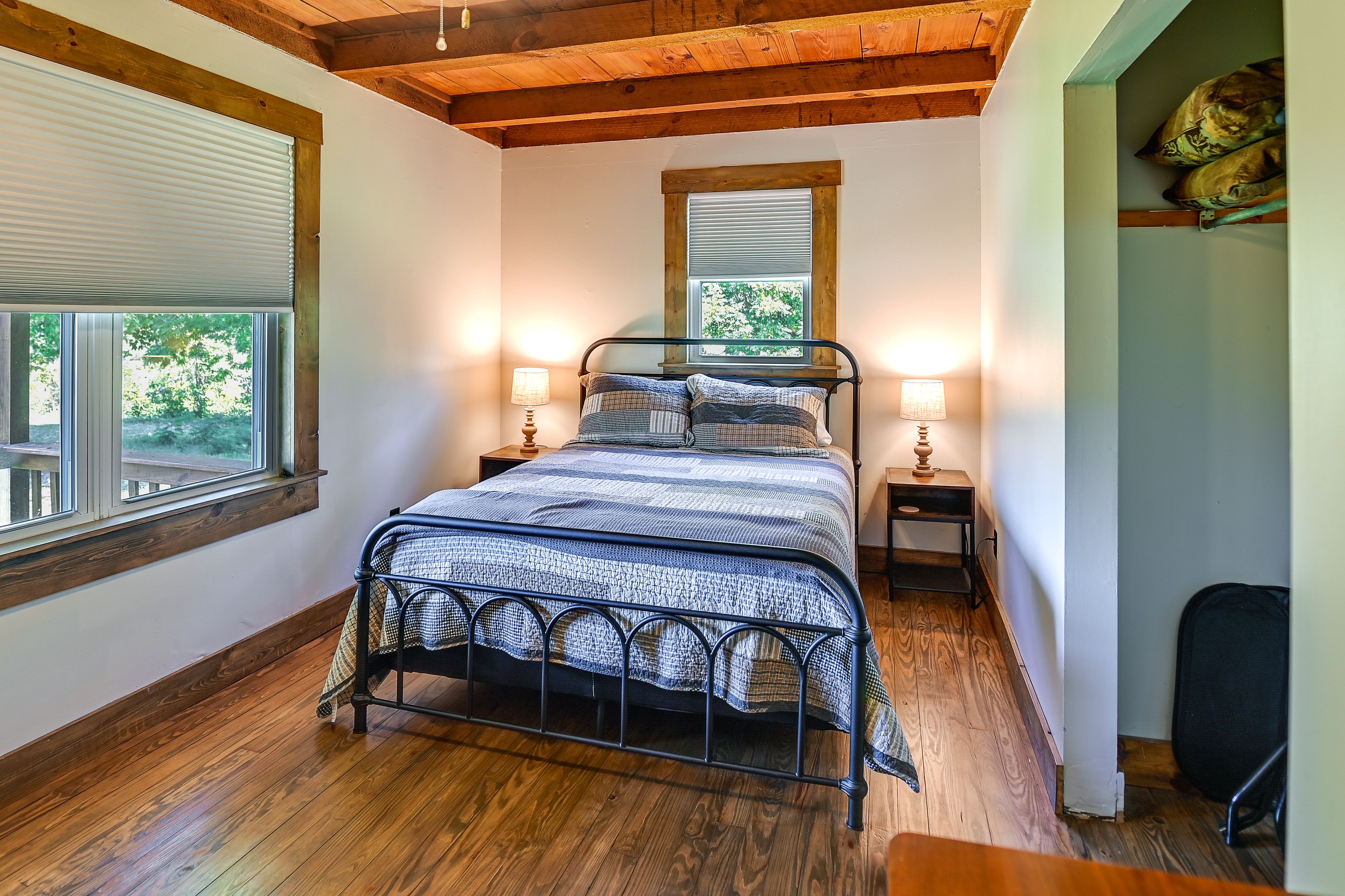 Bedroom 2 | Queen Bed