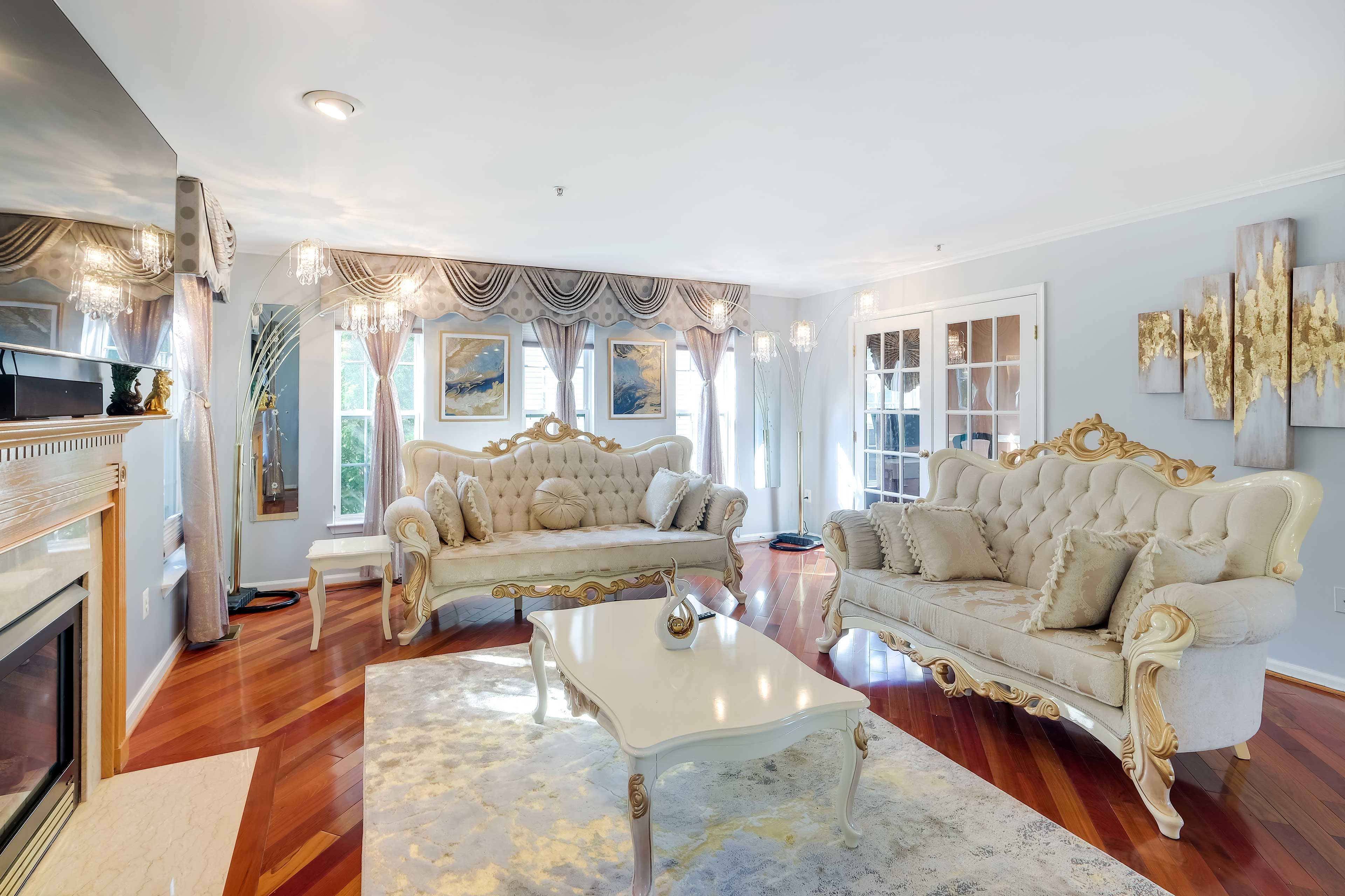 Living Room | Smart TV | Gas Fireplace