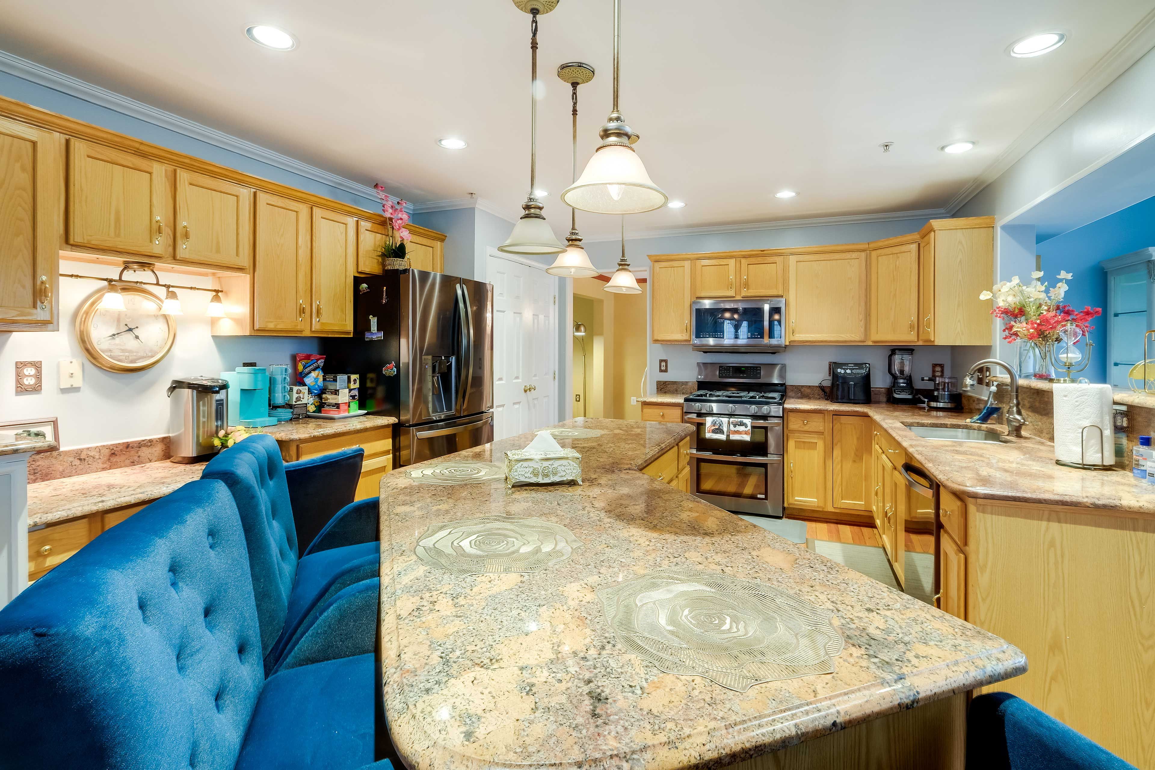 Kitchen | Equipped w/ Cooking Essentials