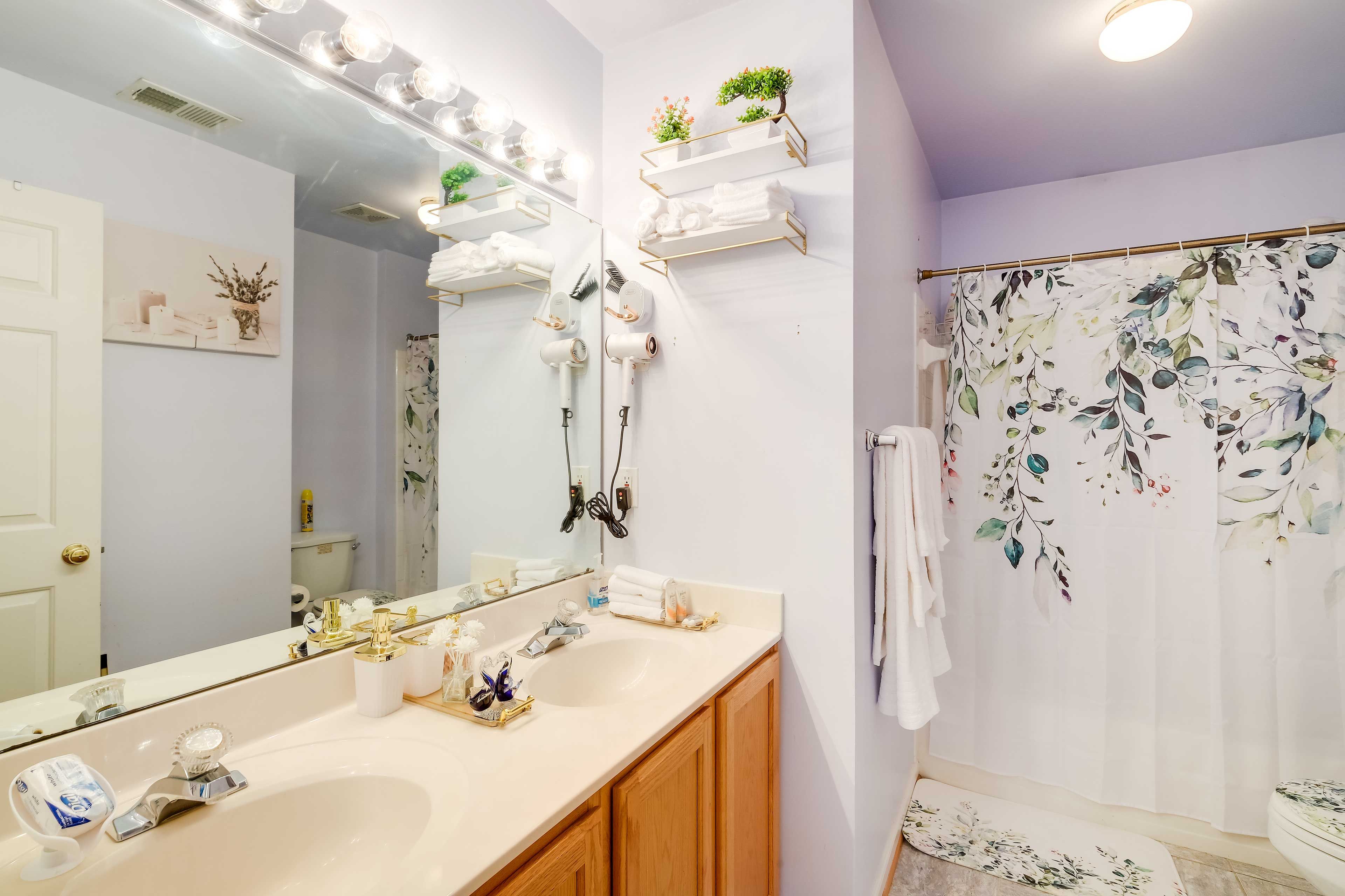 Full Bathroom | Shower/Tub Combo | Towels Provided
