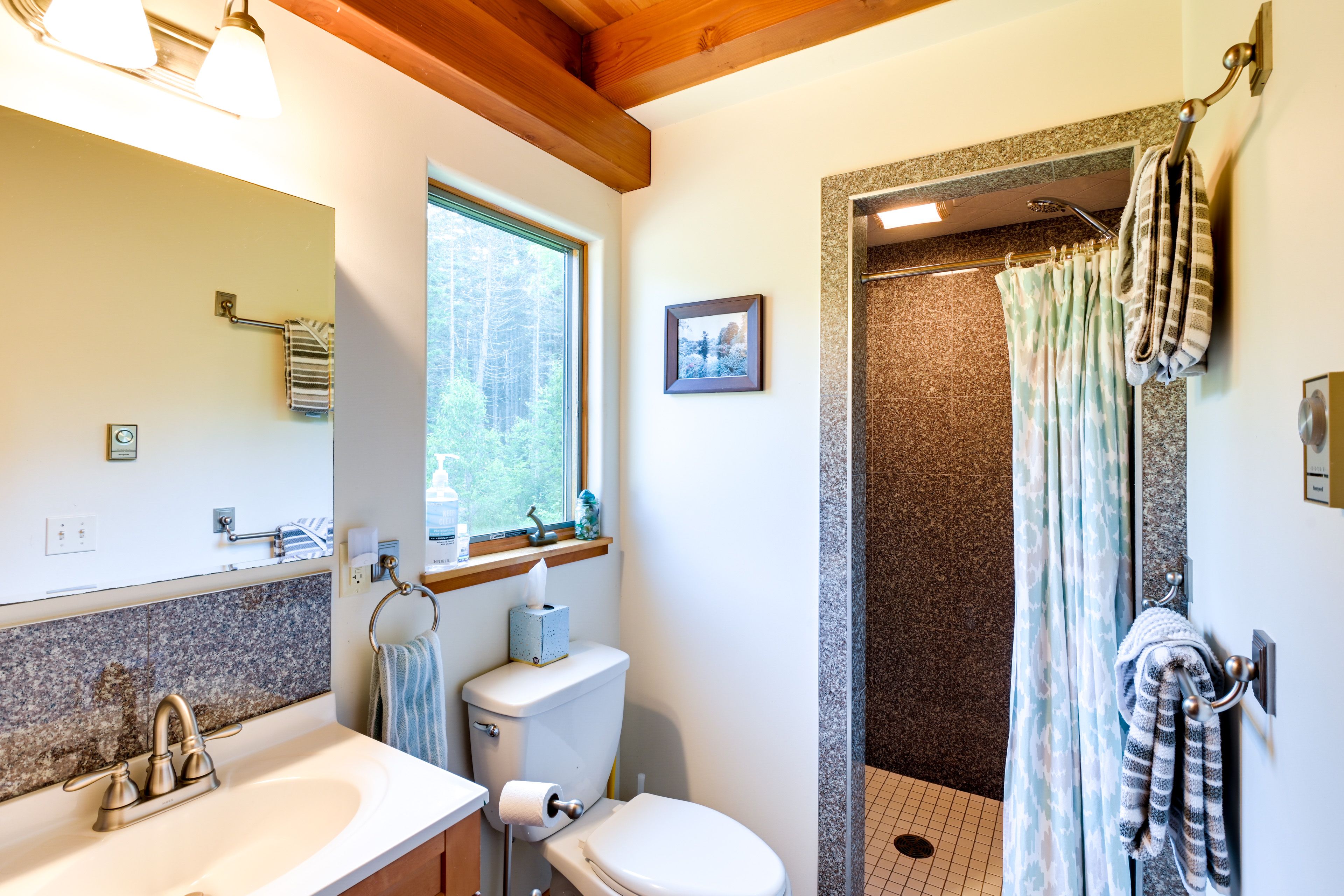 Full Bathroom | Complimentary Toiletries