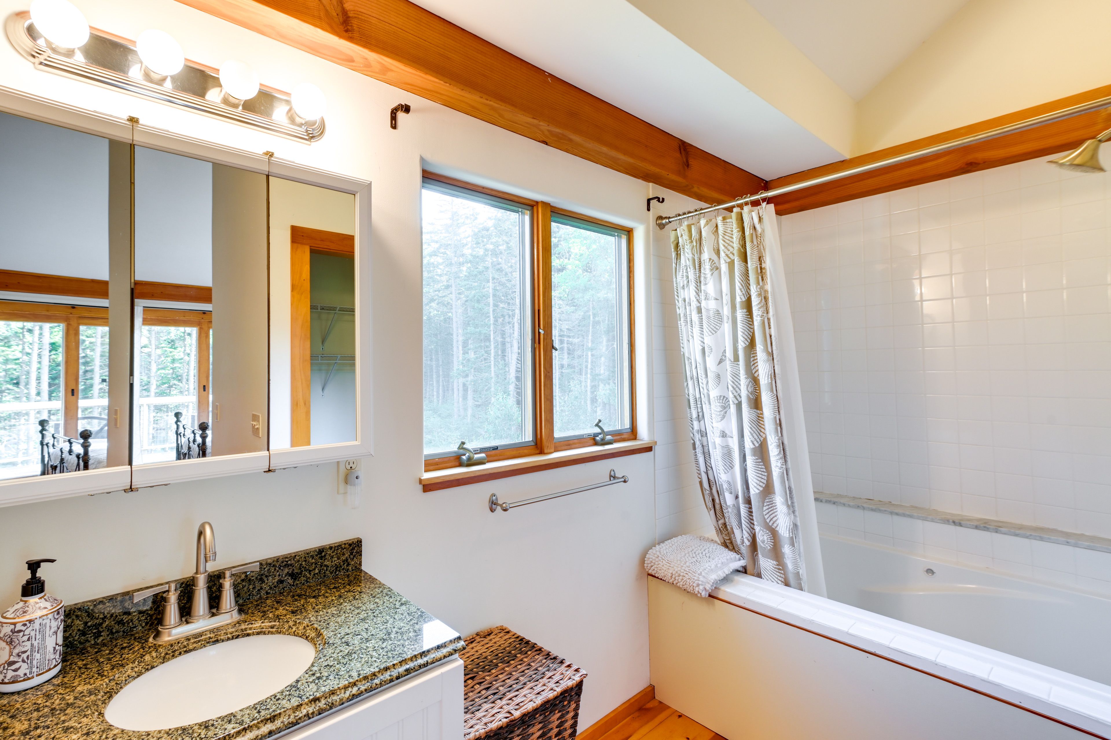 Full Bathroom | Towels Provided