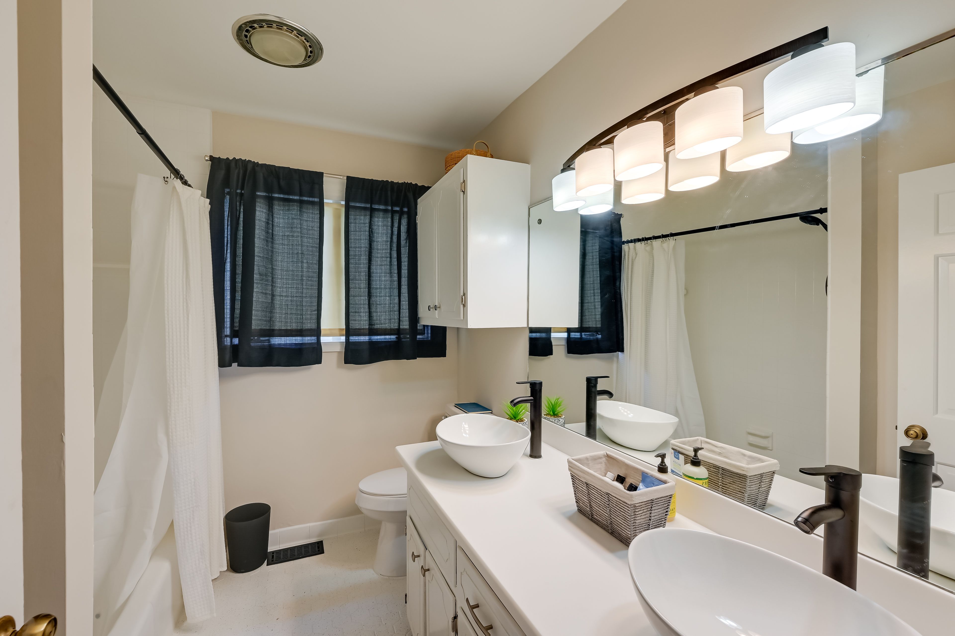 Full Bathroom | Complimentary Toiletries