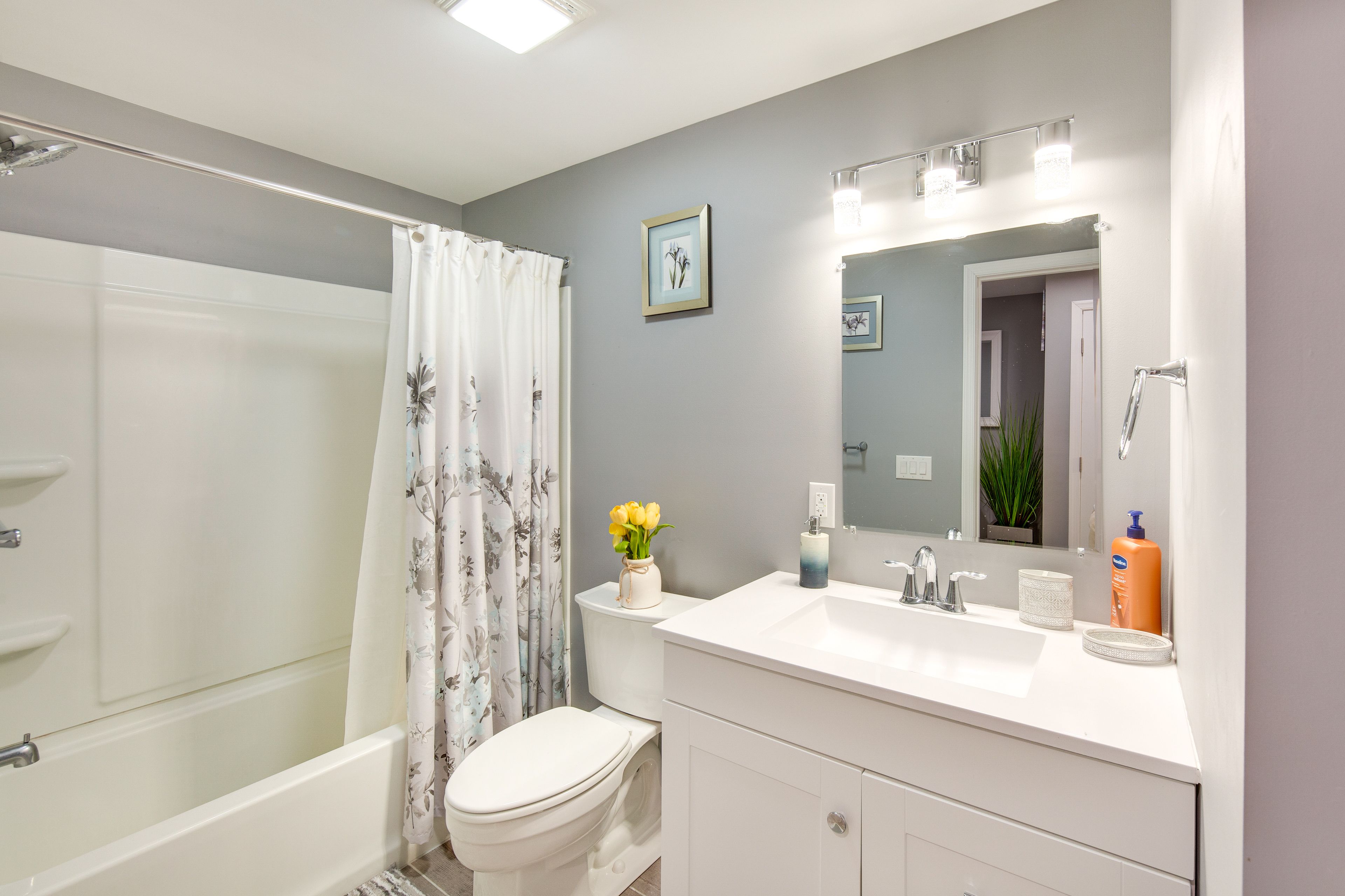 Full Bathroom | Complimentary Toiletries | Hair Dryer