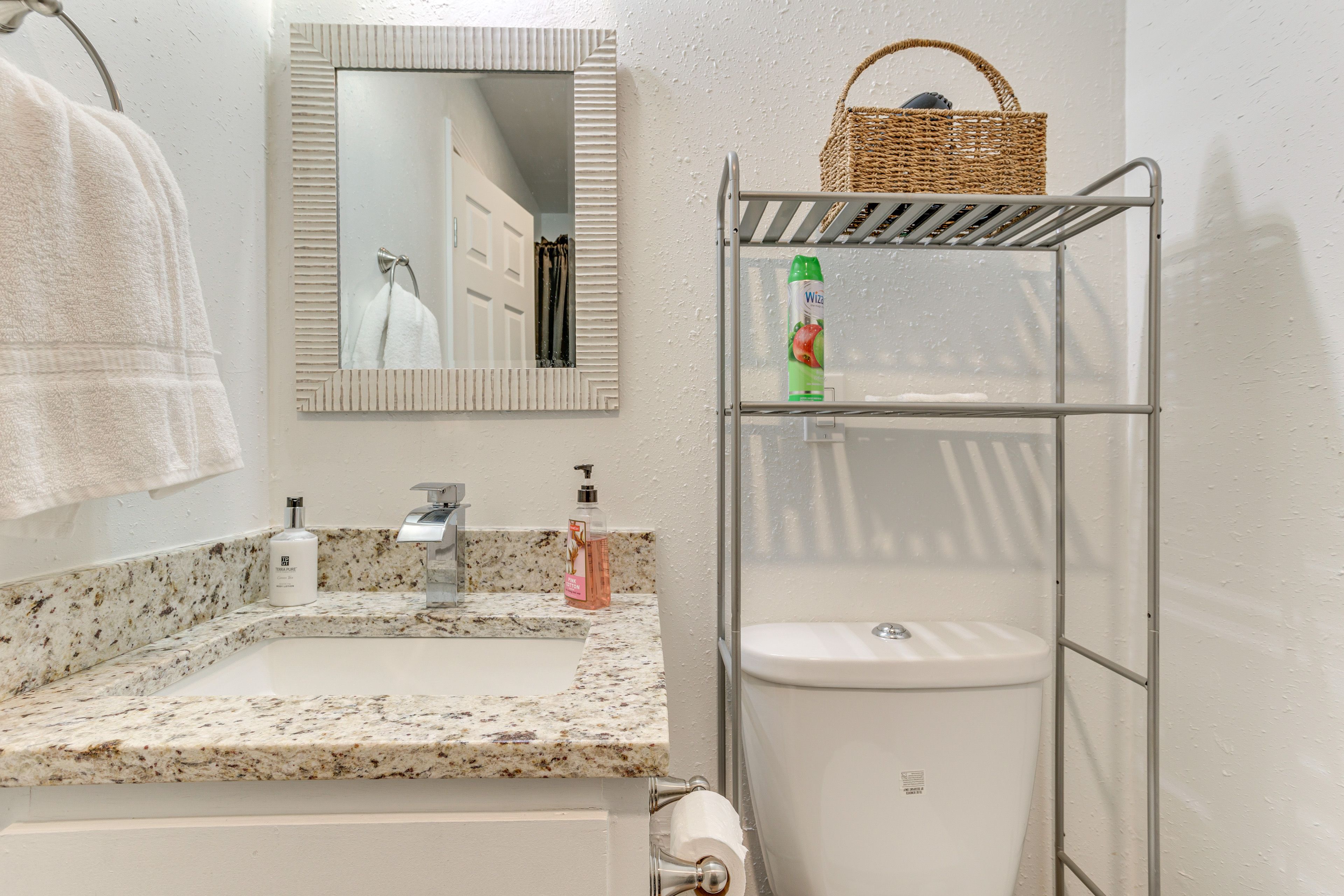 Full Bathroom | Complimentary Toiletries