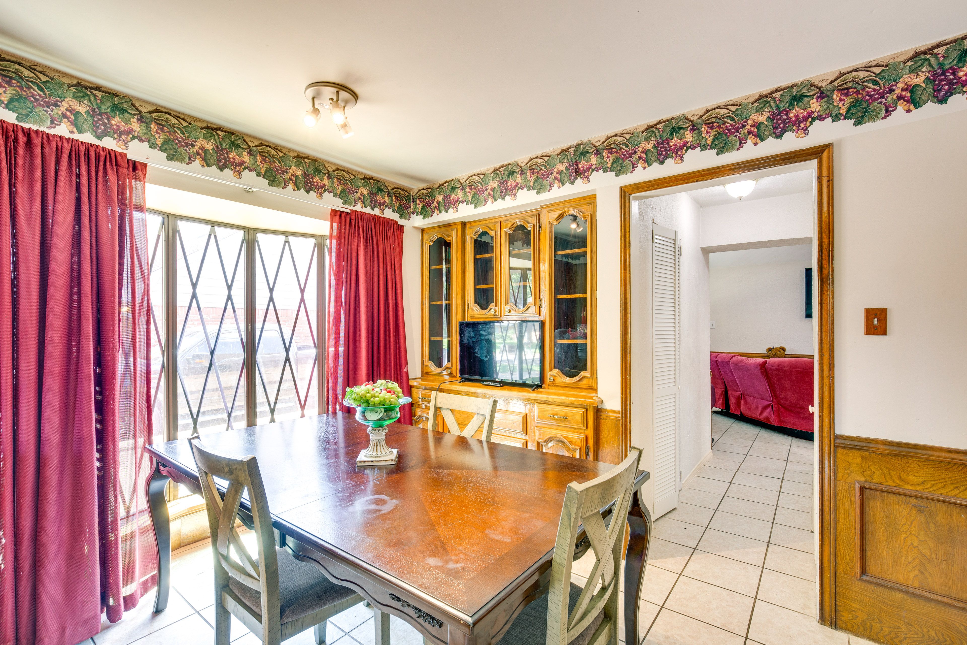 Dining Area | Dining Table | Dishware/Flatware