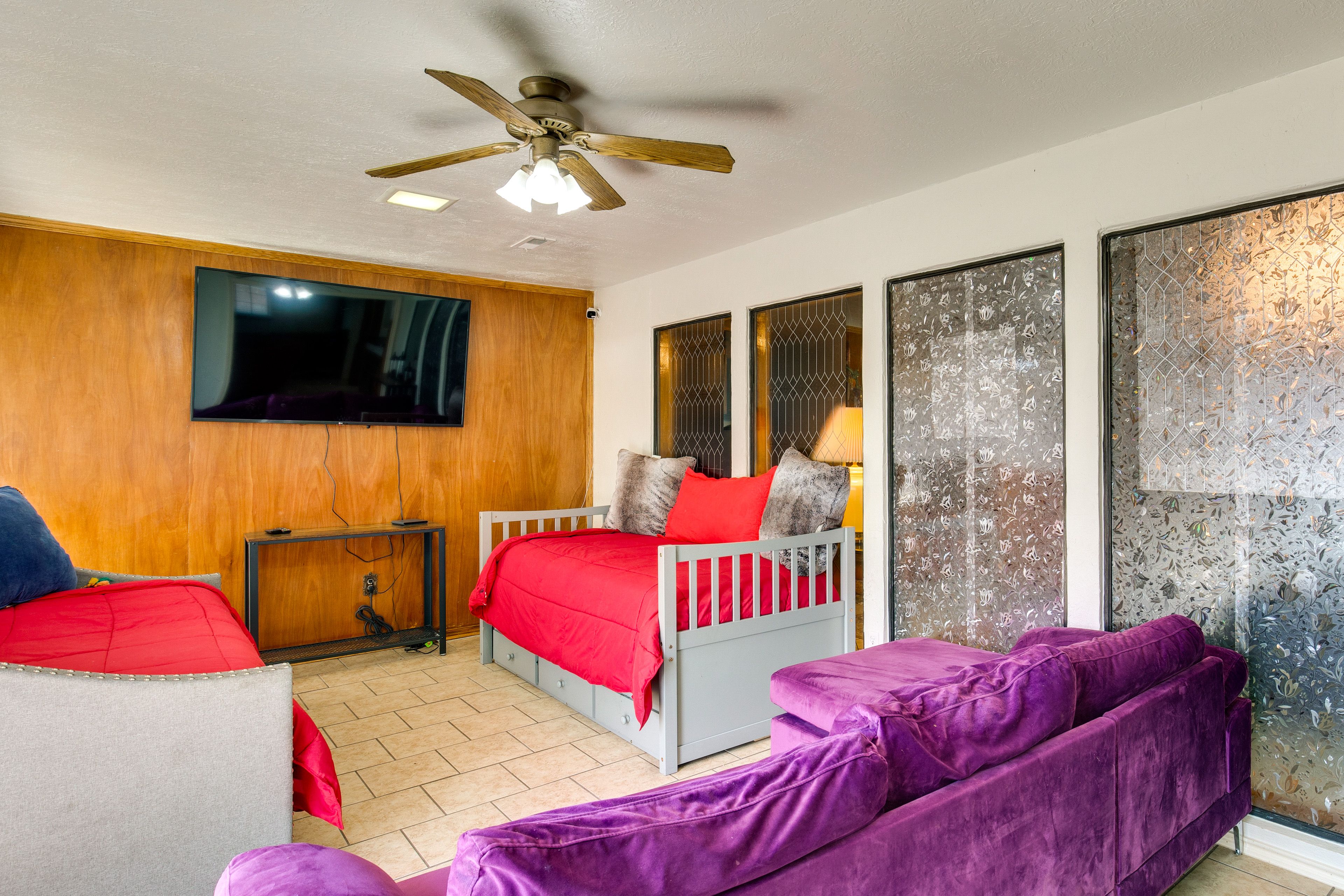 Sunroom | Twin Daybed | Twin Daybed w/ Twin Trundle | Smart TV