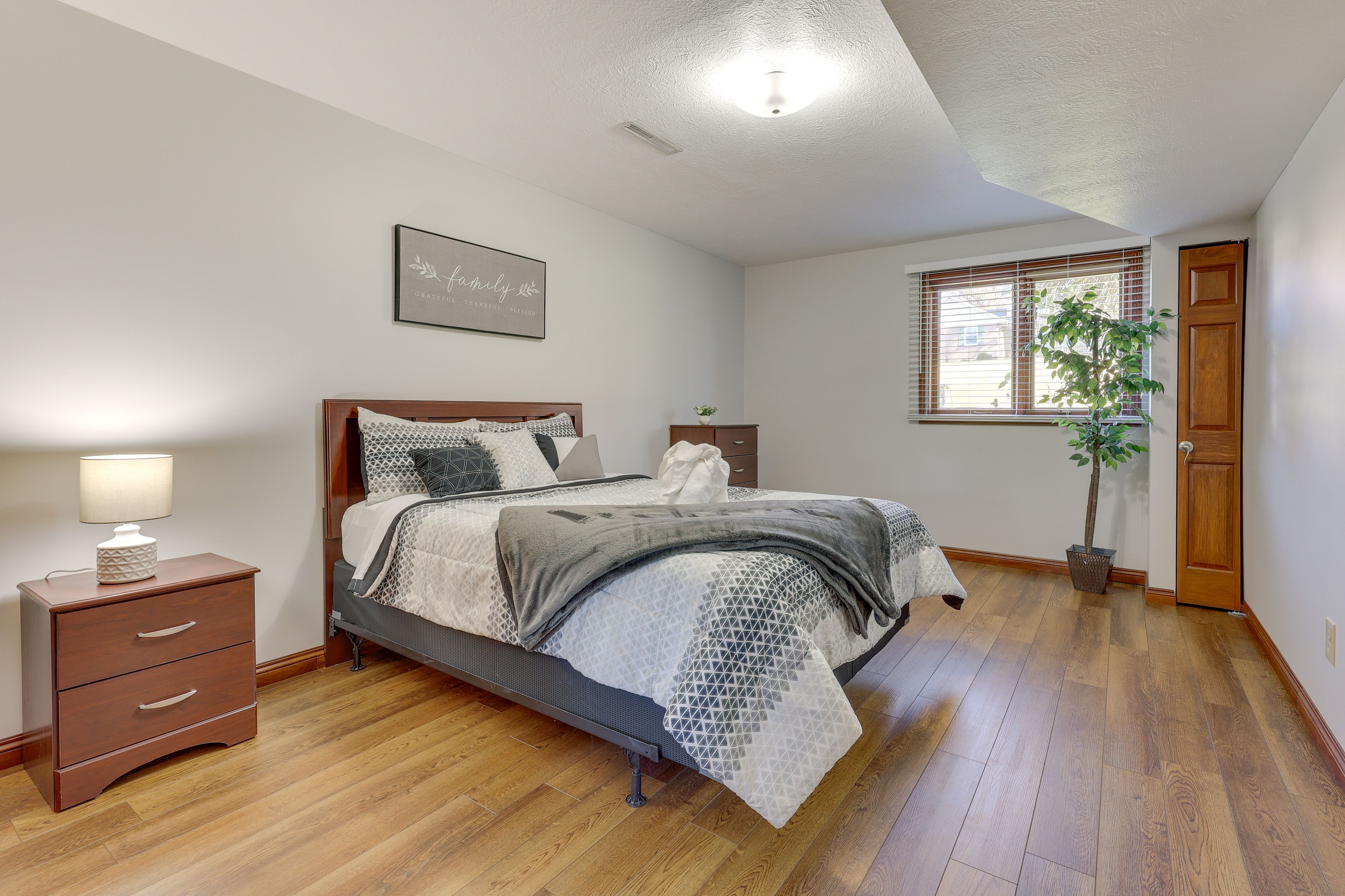 Bedroom 3 | Queen Bed