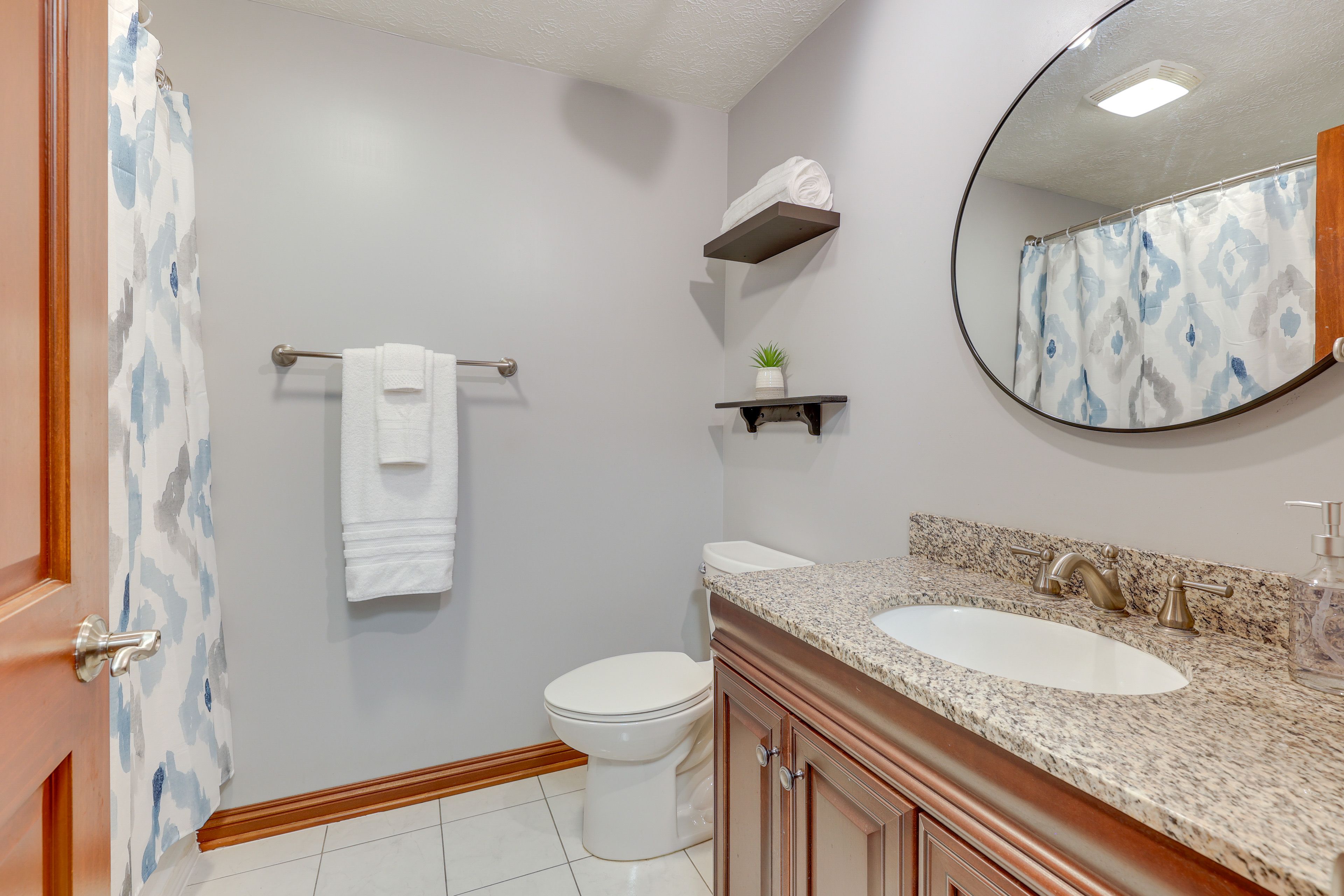 Full Bathroom | Shower/Tub | Towels Provided