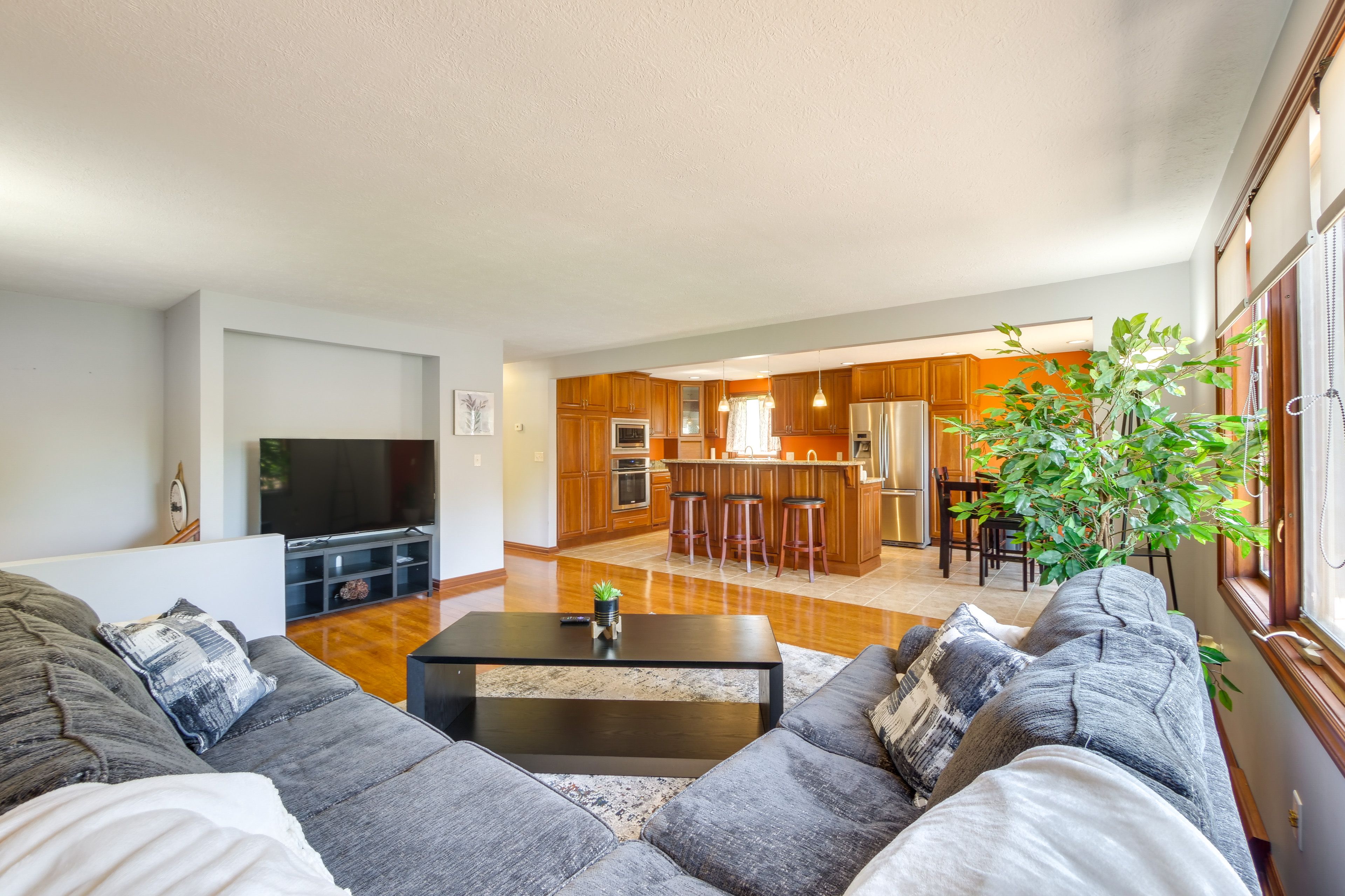 Living Room | Flat-Screen TV | Central Air Conditioning/Heat | Free WiFi