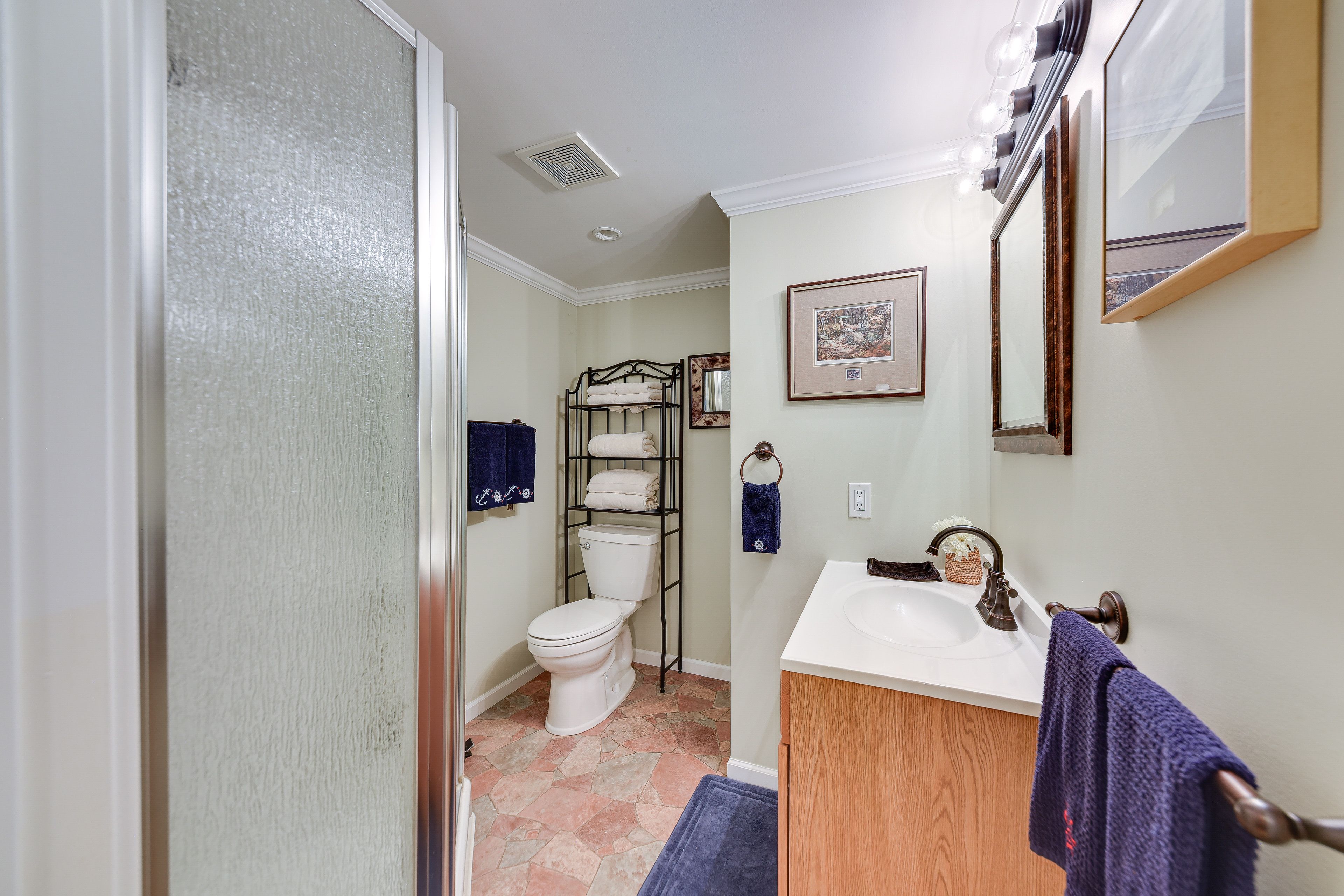 Full Bathroom | Basement | Hair Dryer