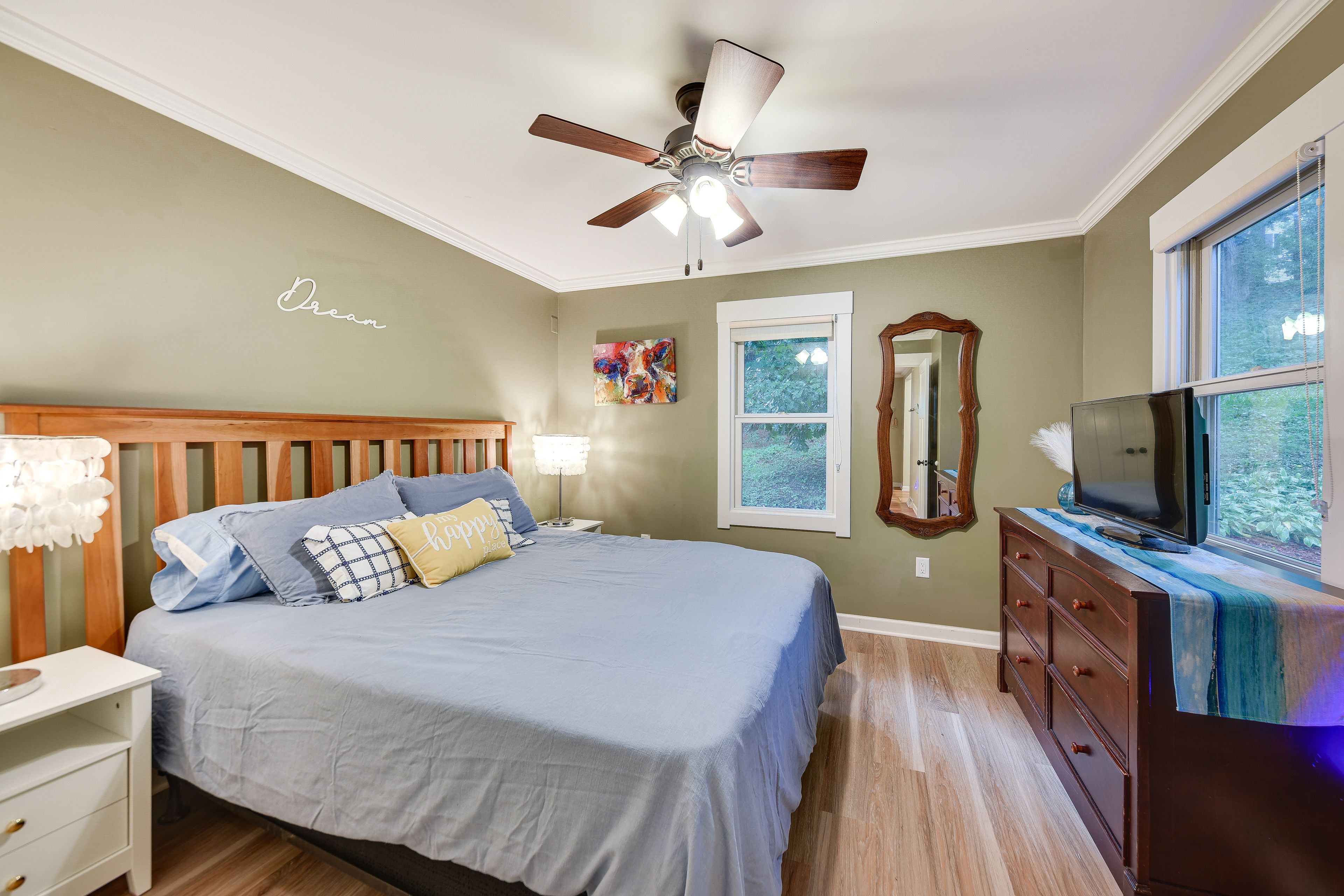 Bedroom 2 | Queen Bed | 1st Floor | Hangers