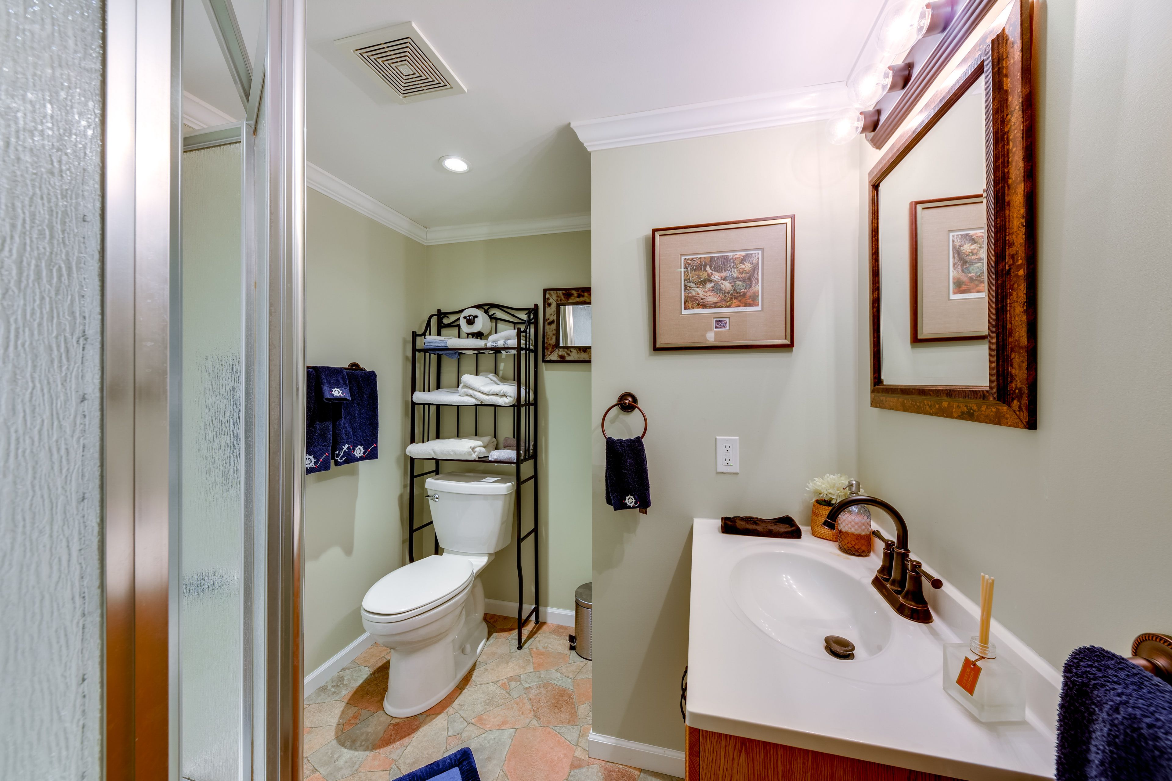 Full Bathroom | Basement | Hair Dryer