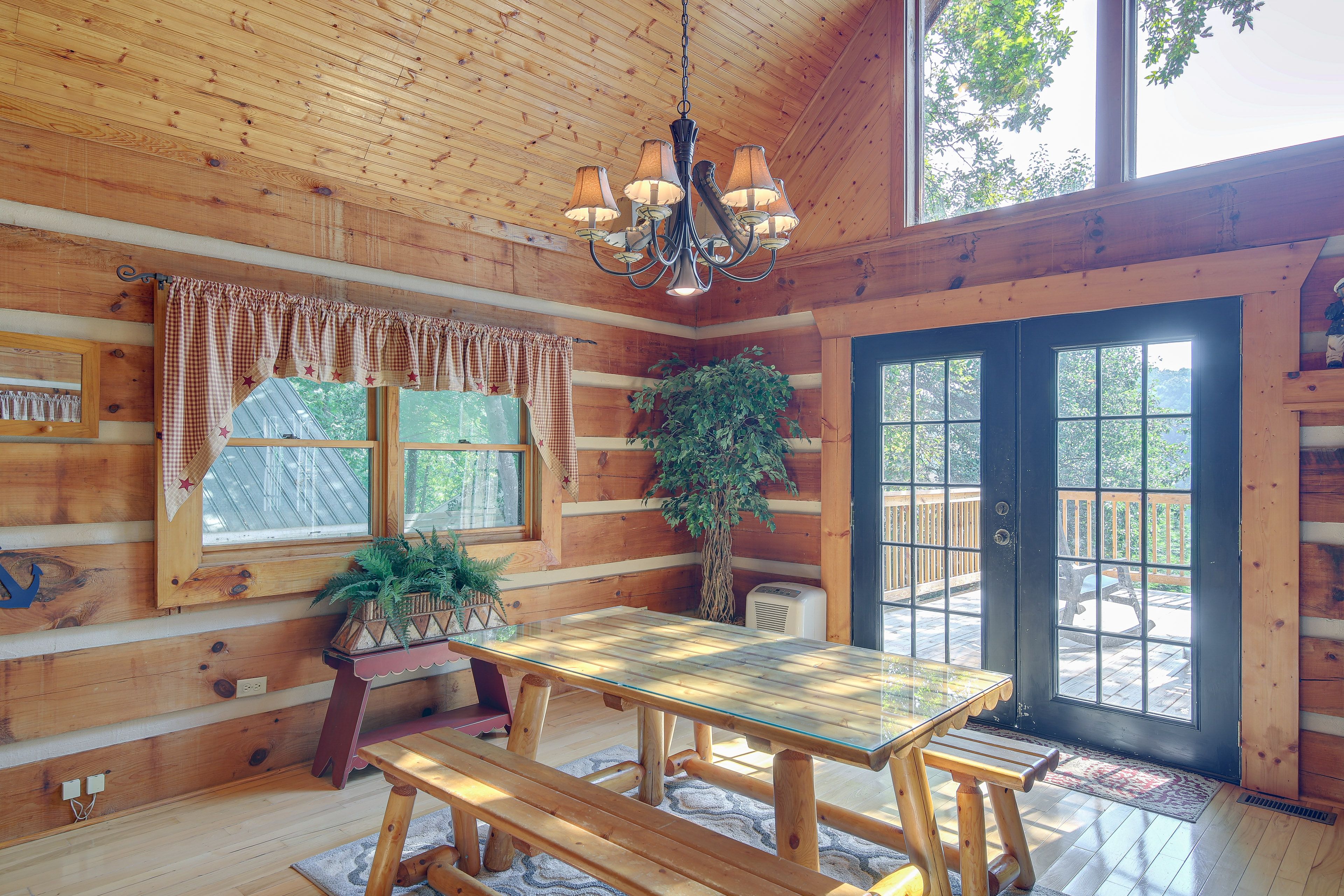 Dining Area | Dishware & Flatware Provided | High Chair