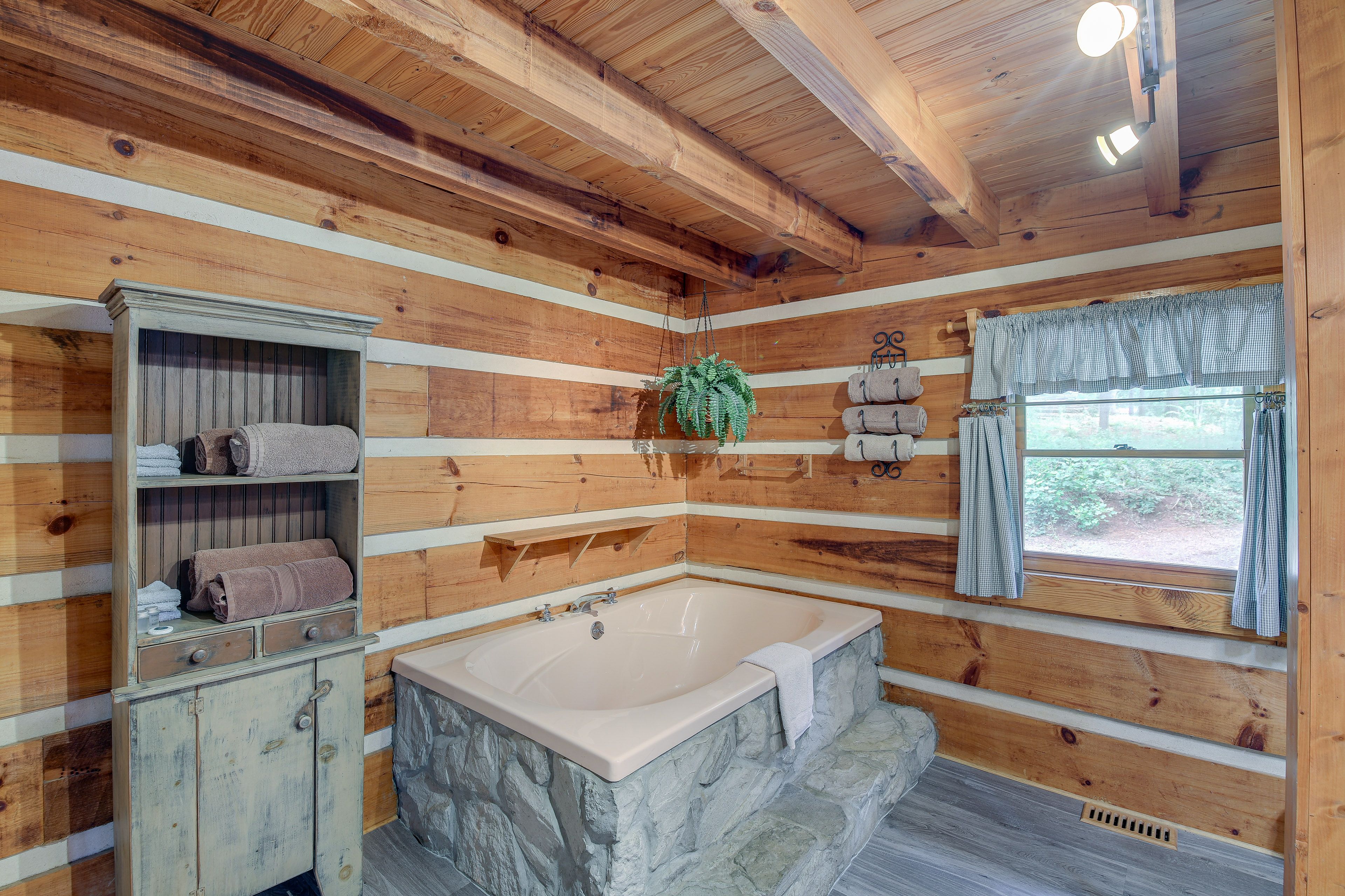 Full Bathroom | Towels Provided | Complimentary Toiletries | Soaker Tub