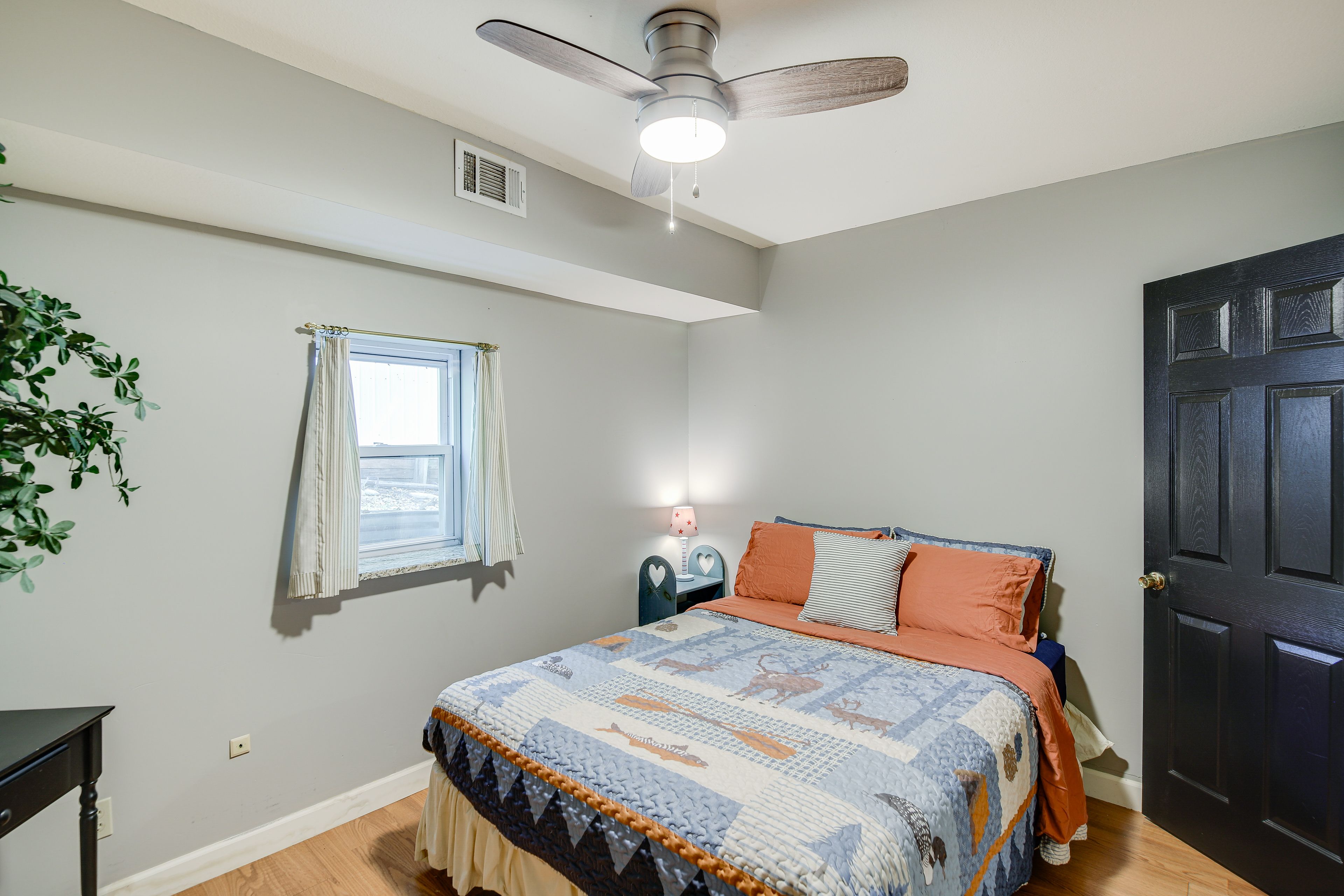 Bedroom 2 | Queen Bed