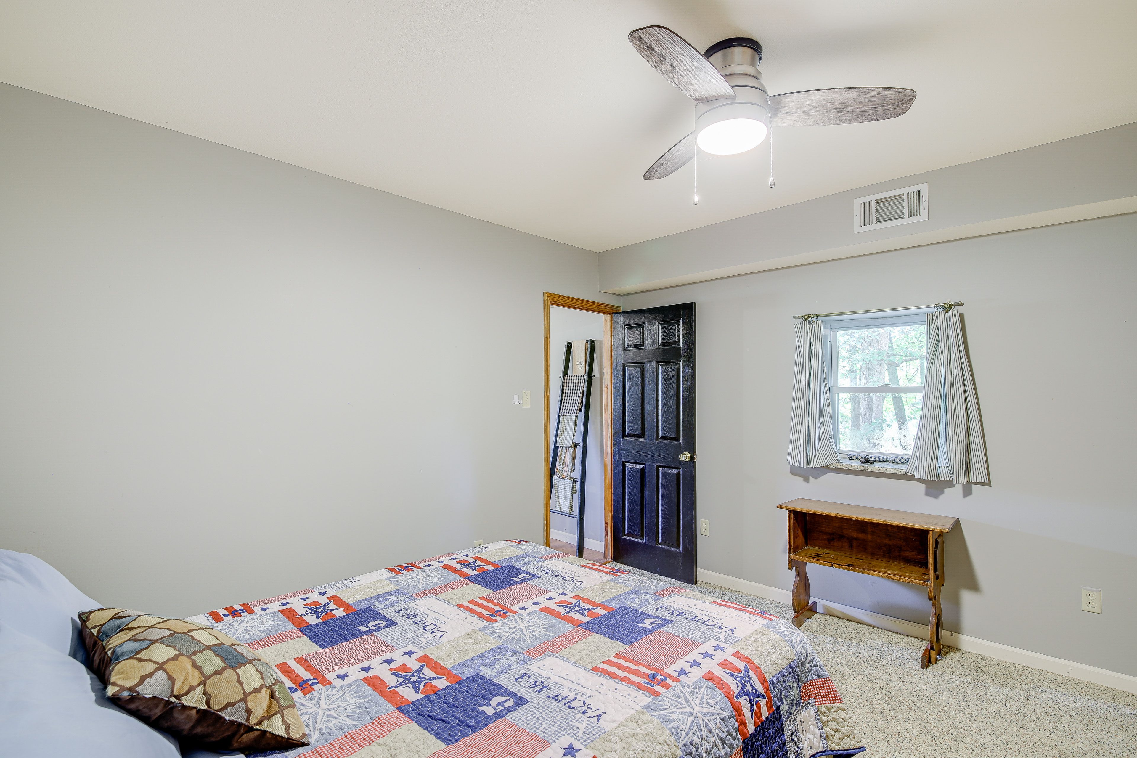 Bedroom 3 | Queen Bed