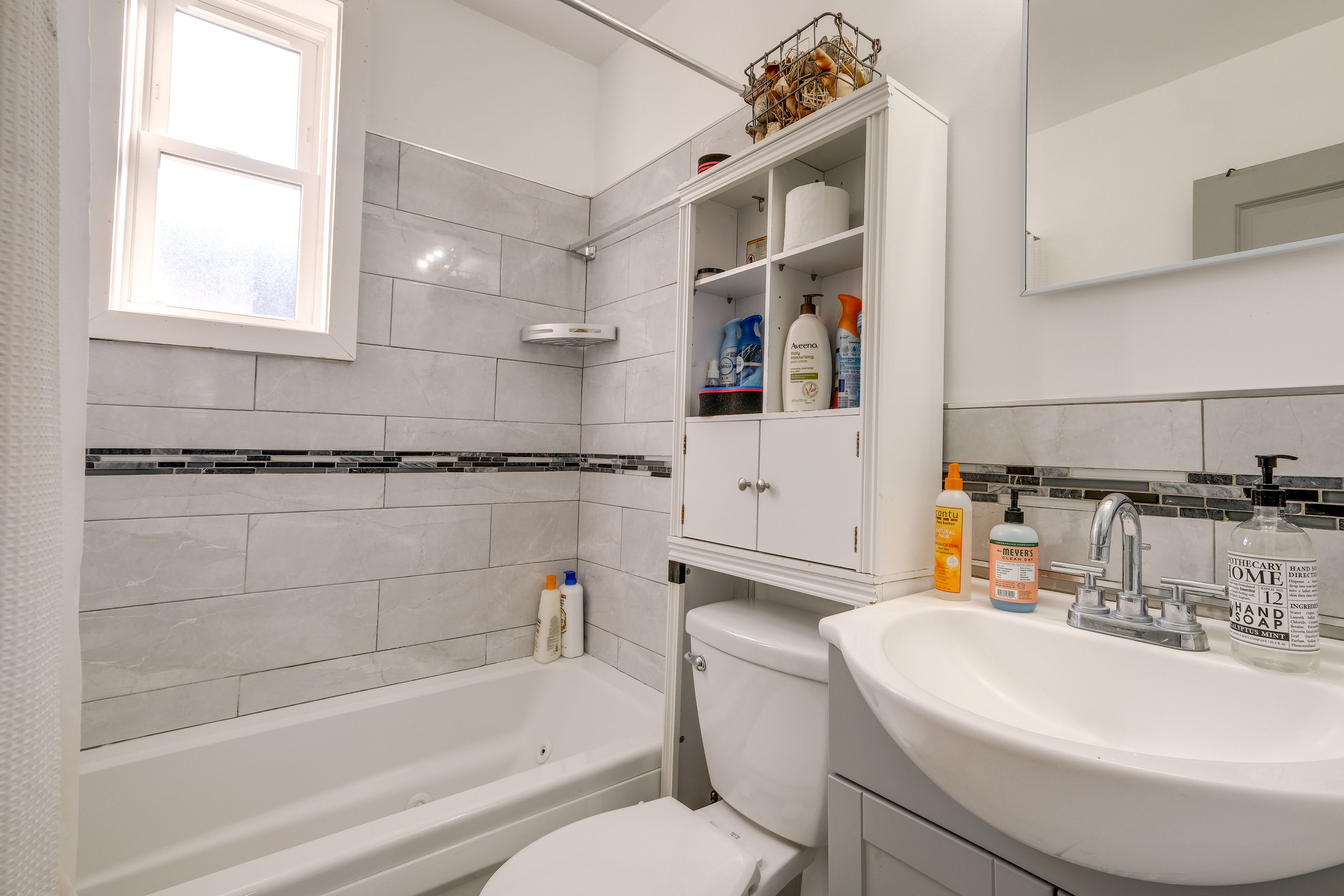 Full Bathroom | Jetted Tub | Complimentary Toiletries
