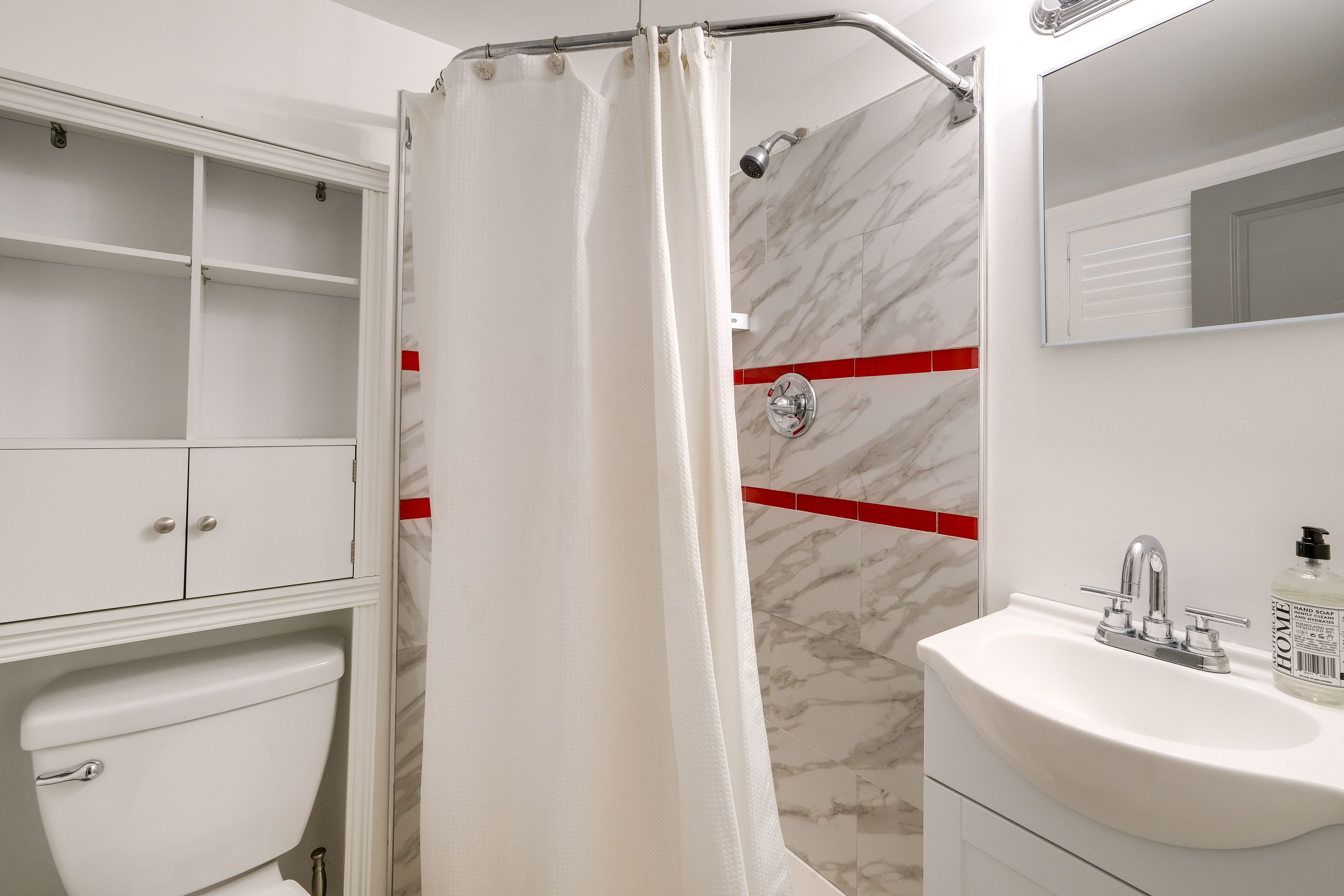 Full Bathroom | Walk-In Shower | Towels Provided
