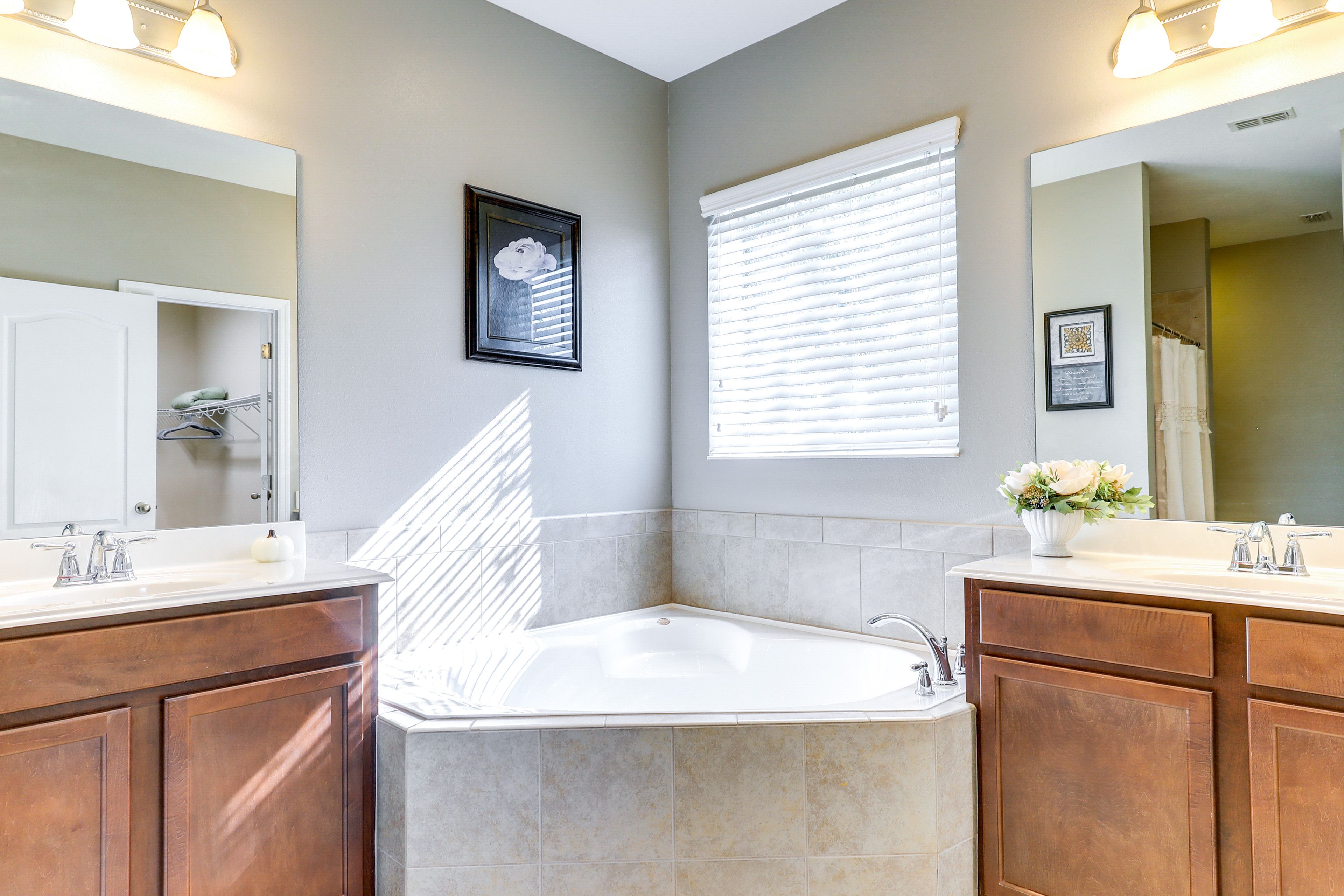 Full Bathroom | Complimentary Toiletries | 2nd Floor