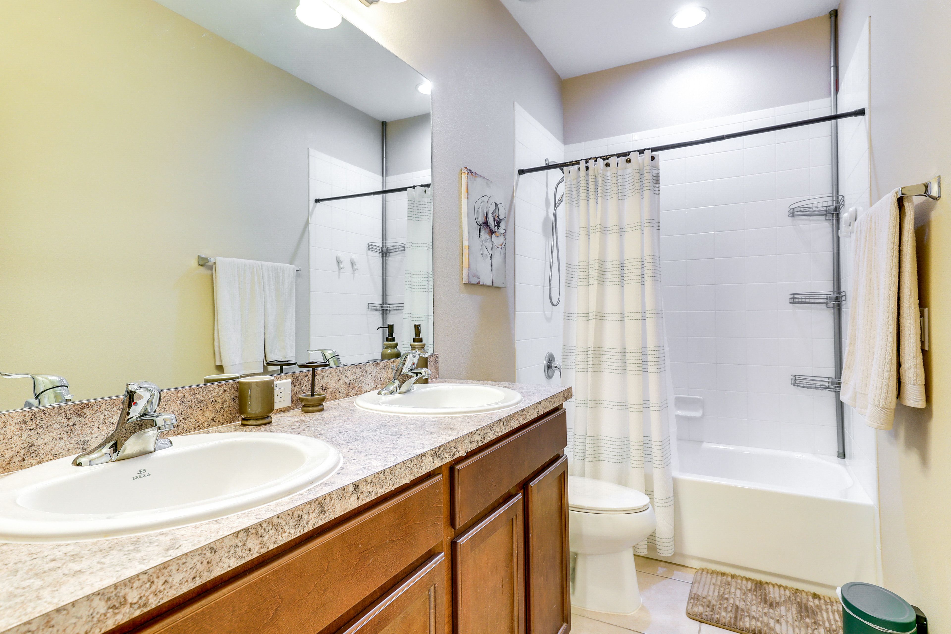 Full Bathroom | Complimentary Toiletries | 2nd Floor