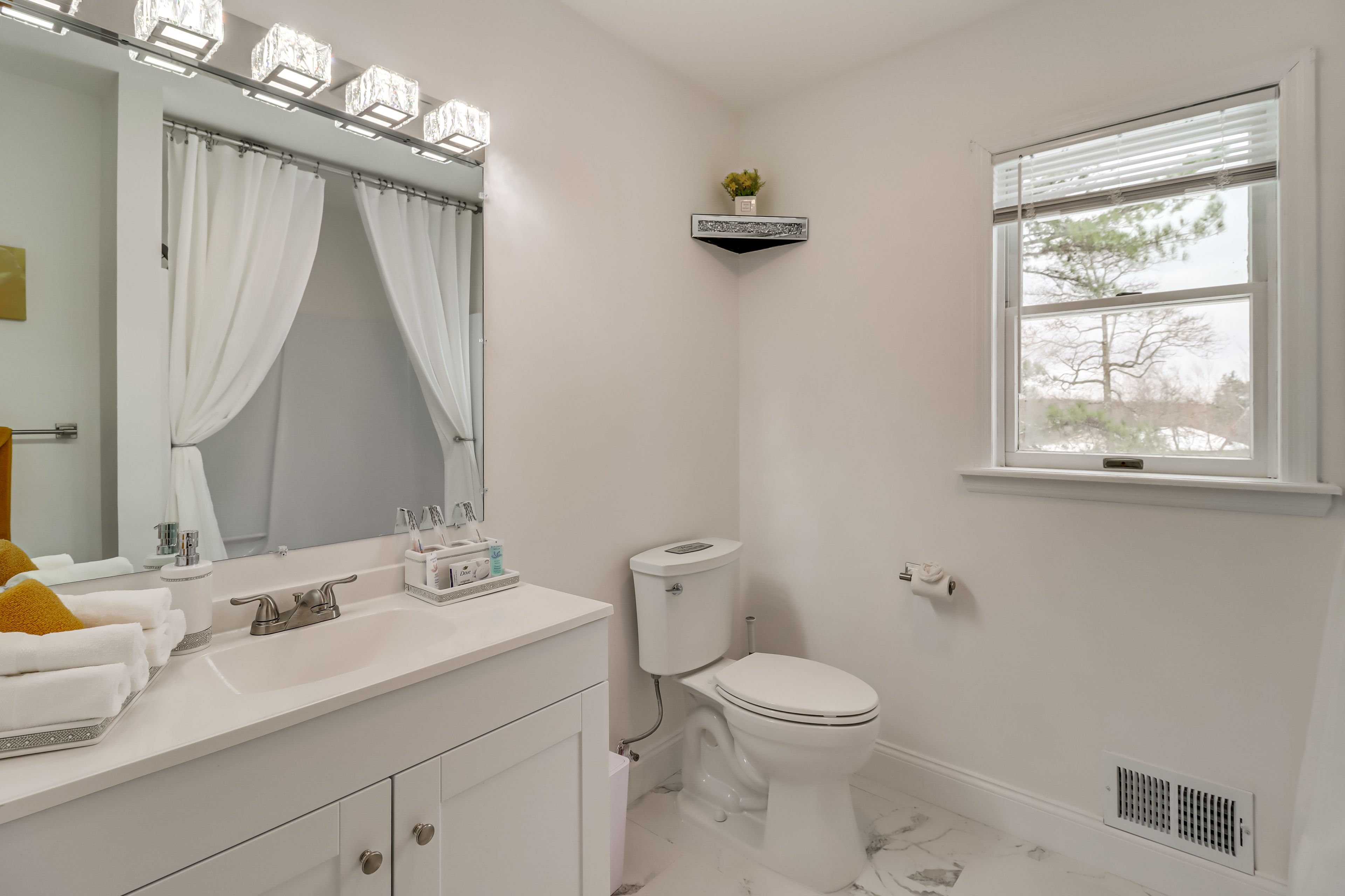 Bathroom | Complimentary Toiletries | 2nd Floor