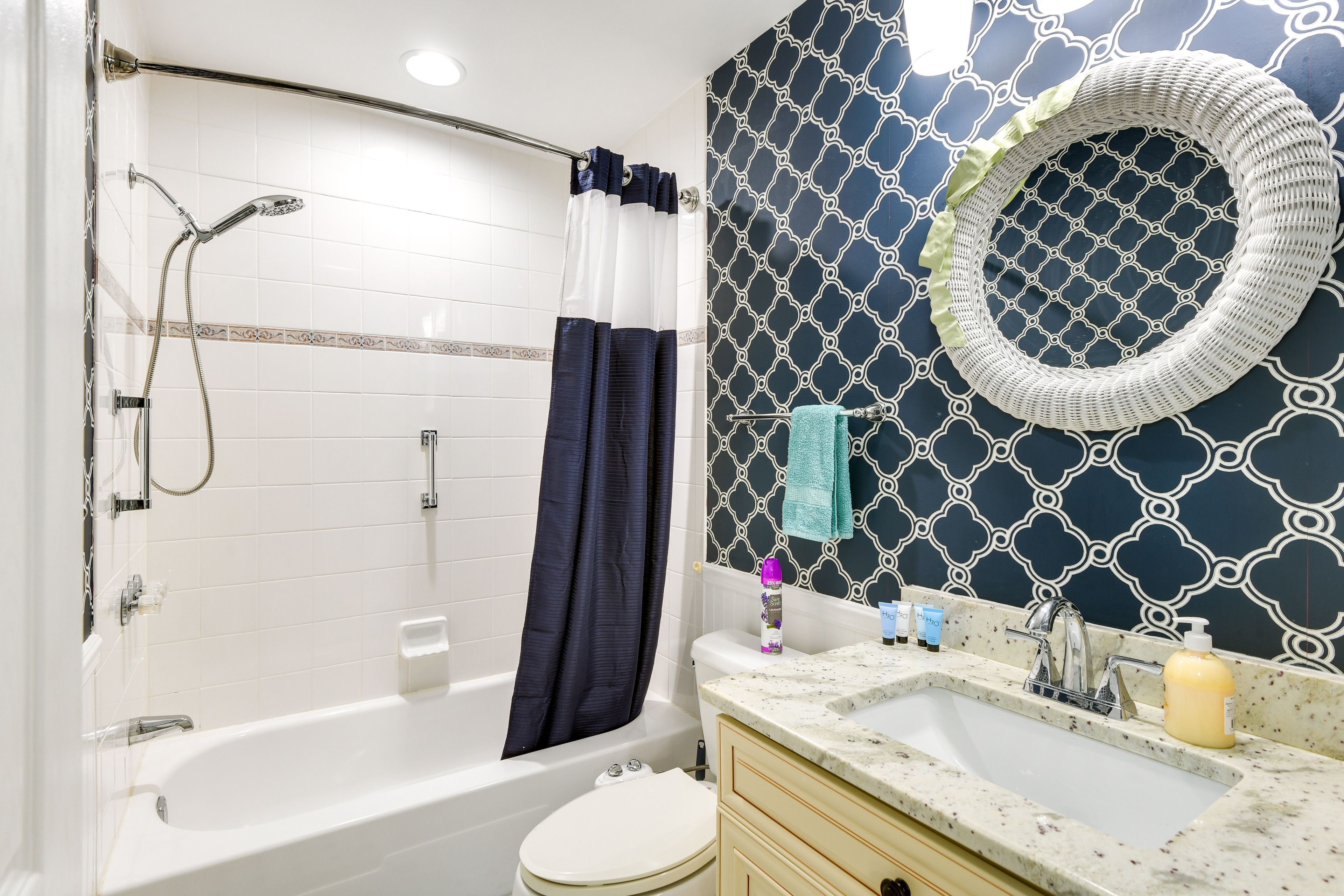 Full Bathroom | Towels Provided