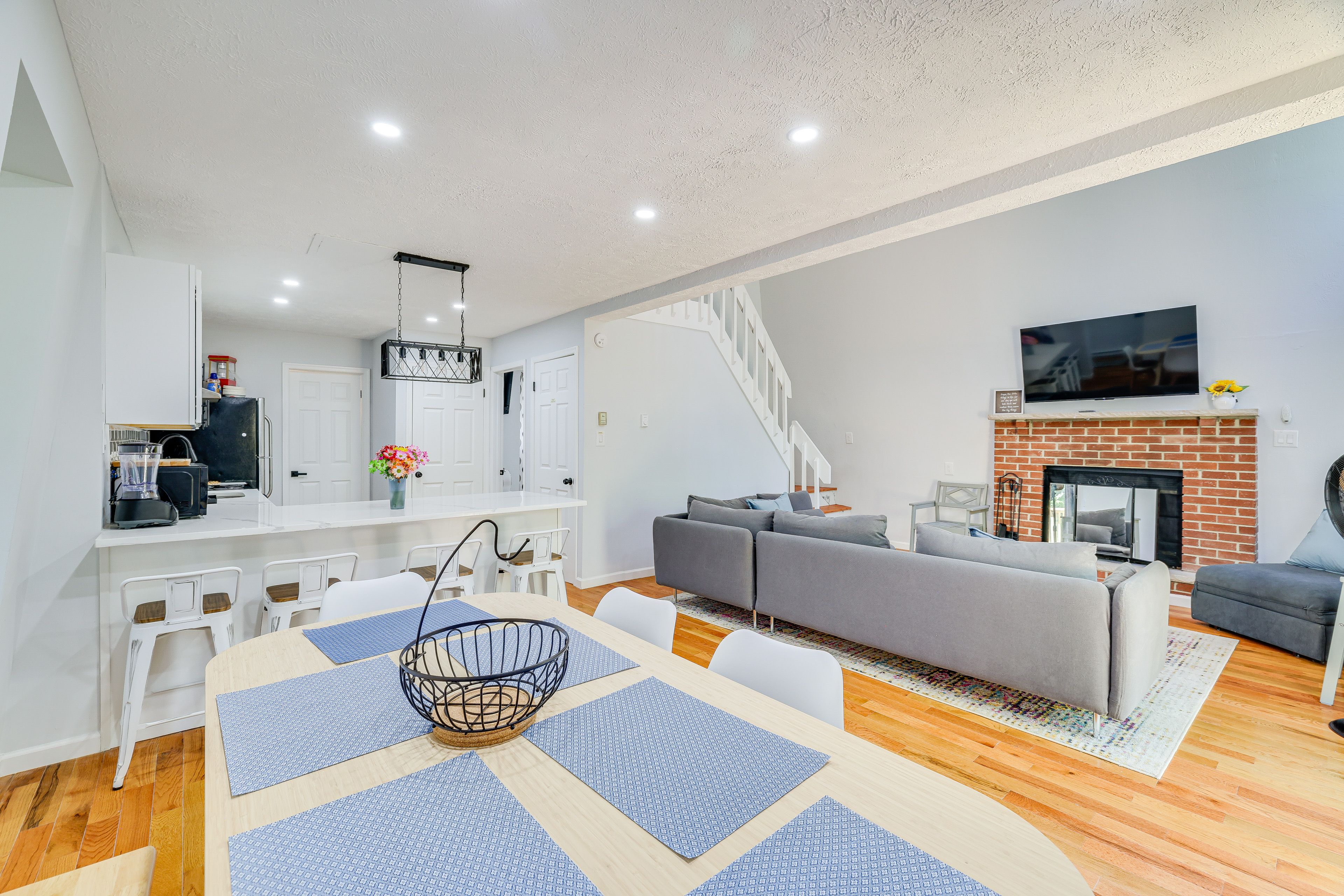 Dining Area | Dishware & Flatware Provided