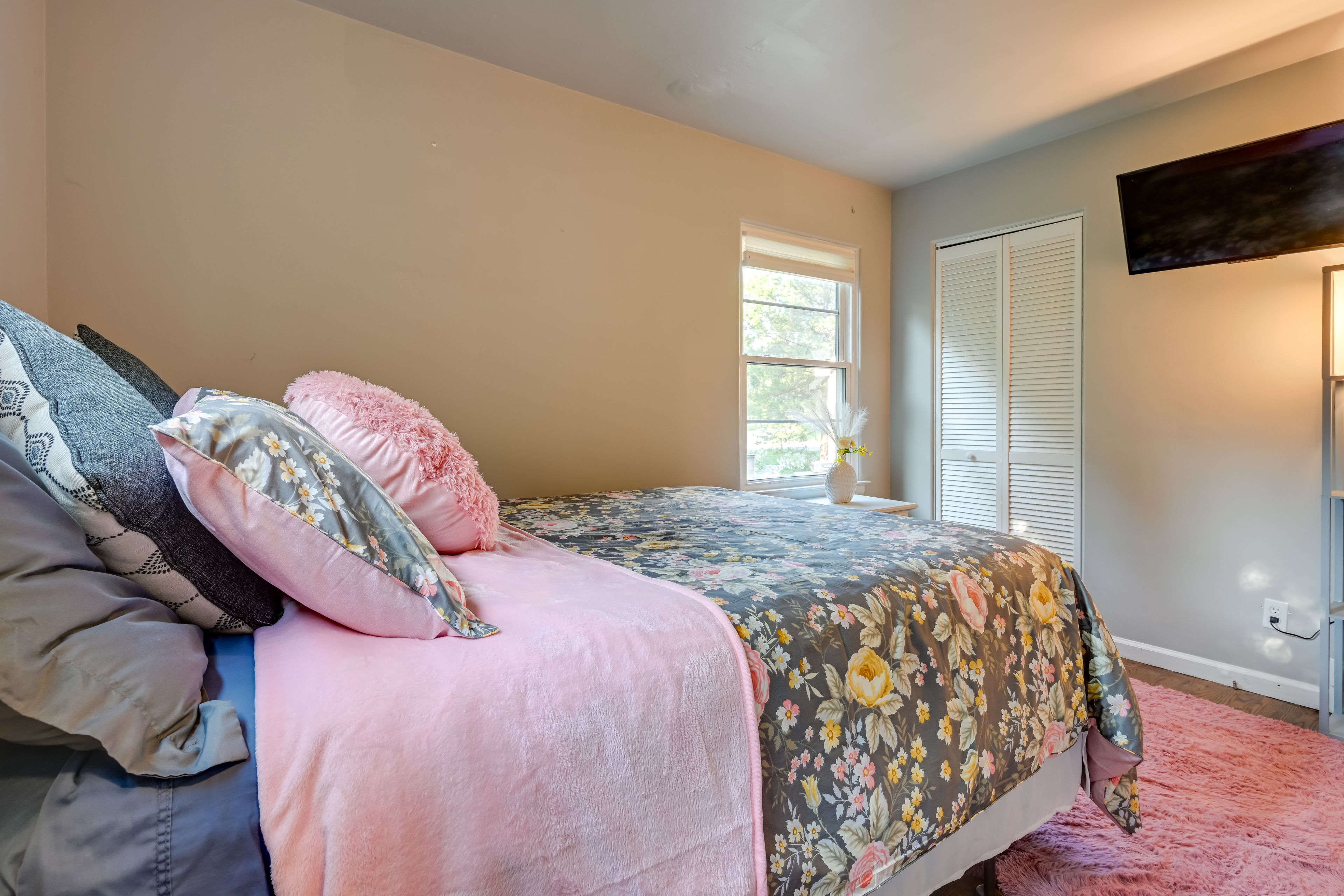 Bedroom 1 | Queen Bed | Smart TV | Linens Provided | En-Suite Bathroom