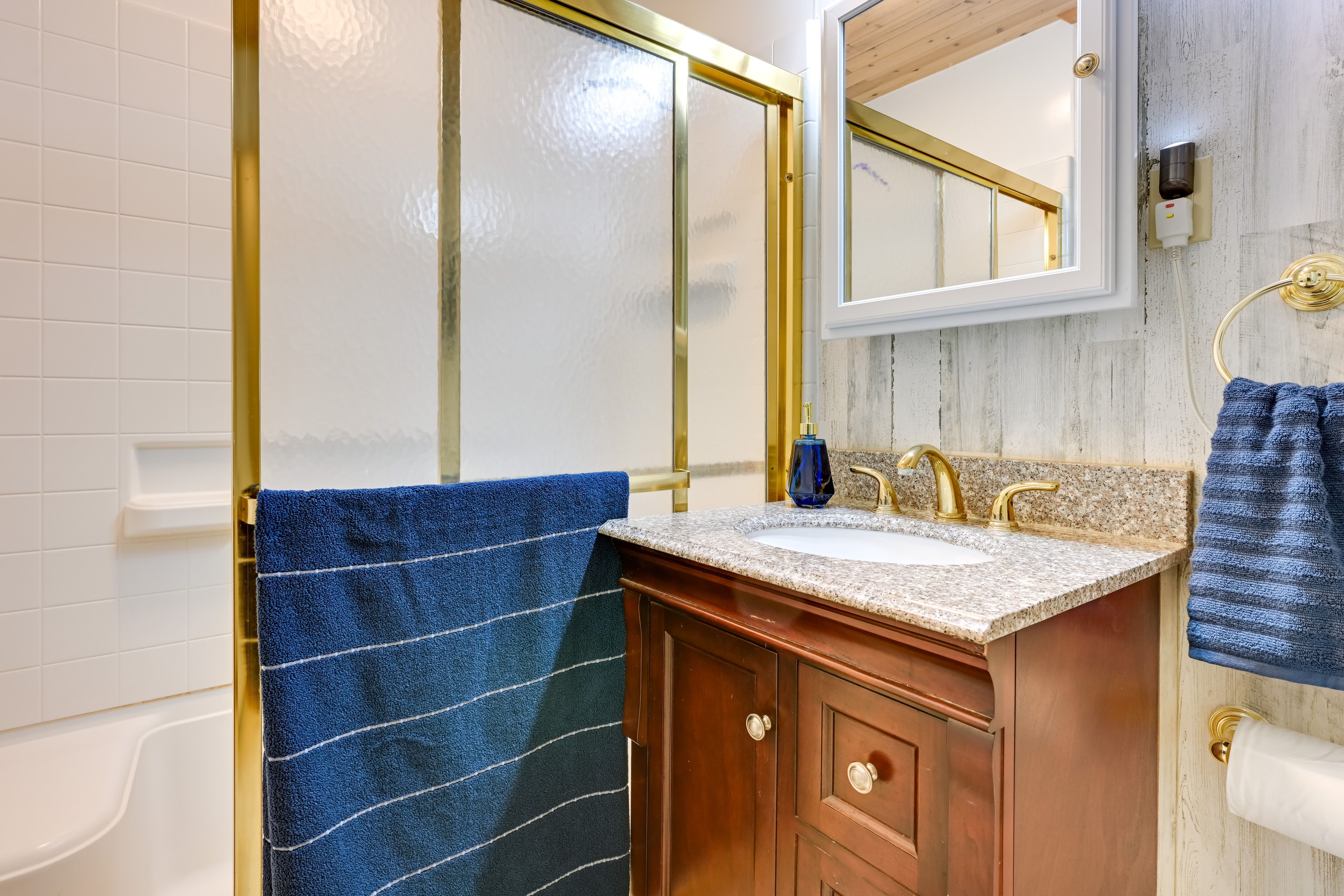 Full Bathroom | Walk-In Shower | Towels Provided
