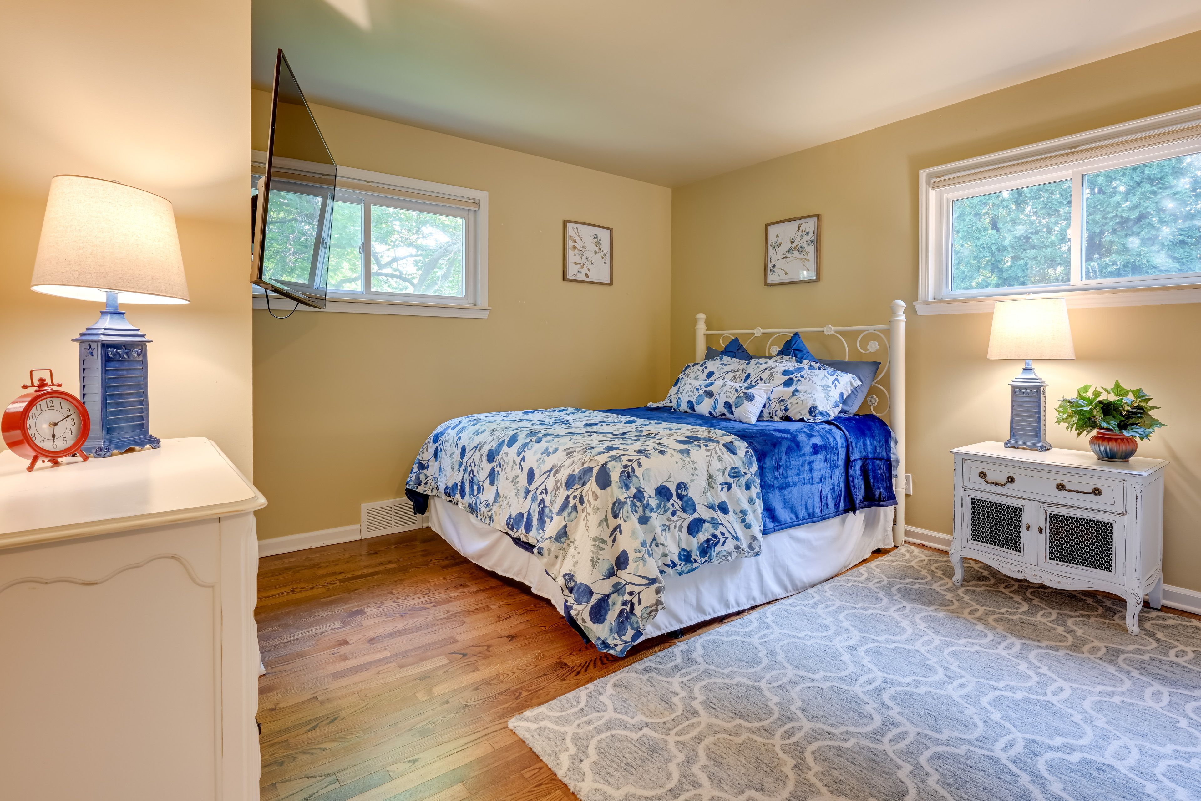 Bedroom 2 | Queen Bed | Smart TV