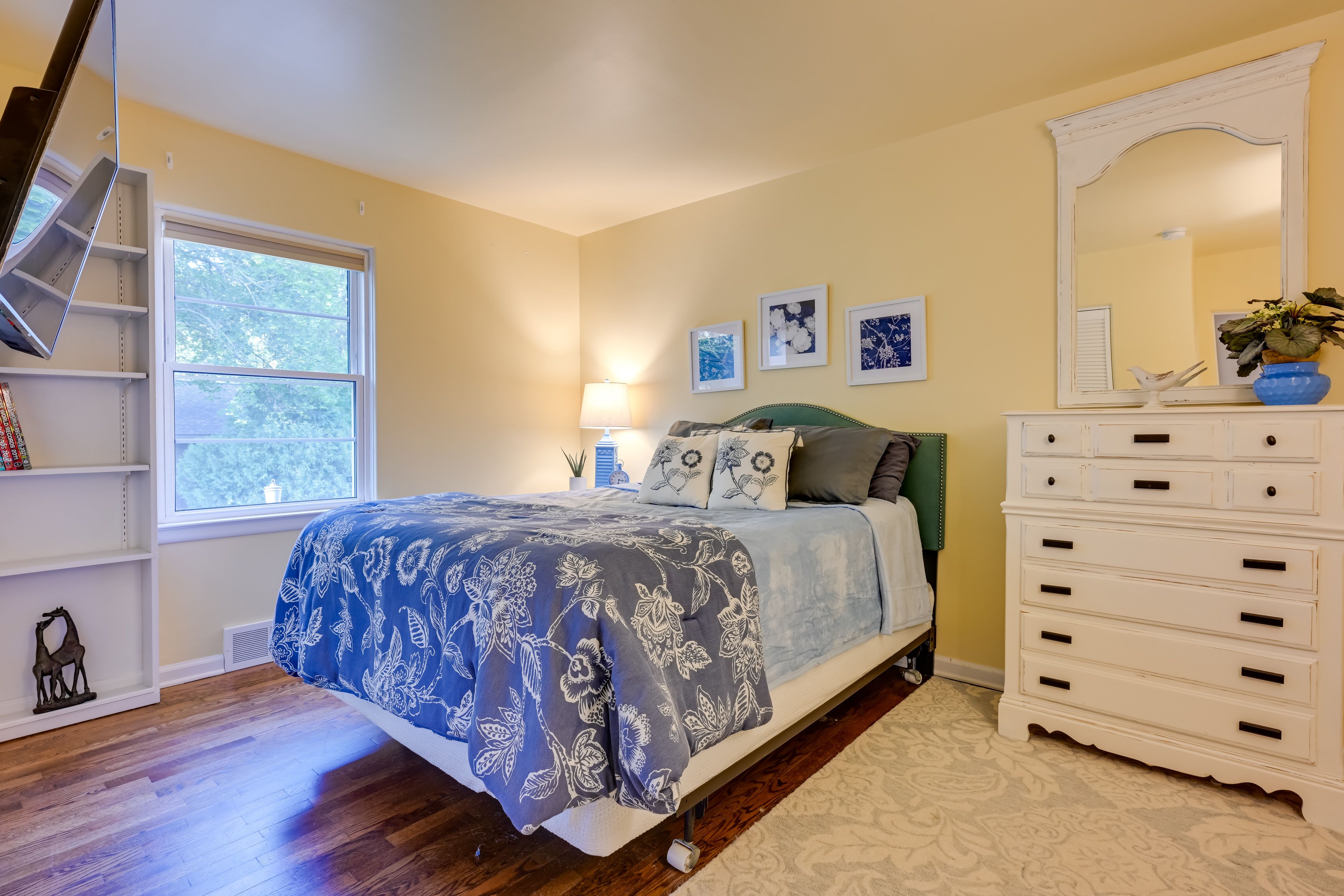 Bedroom 3 | Queen Bed | Smart TV