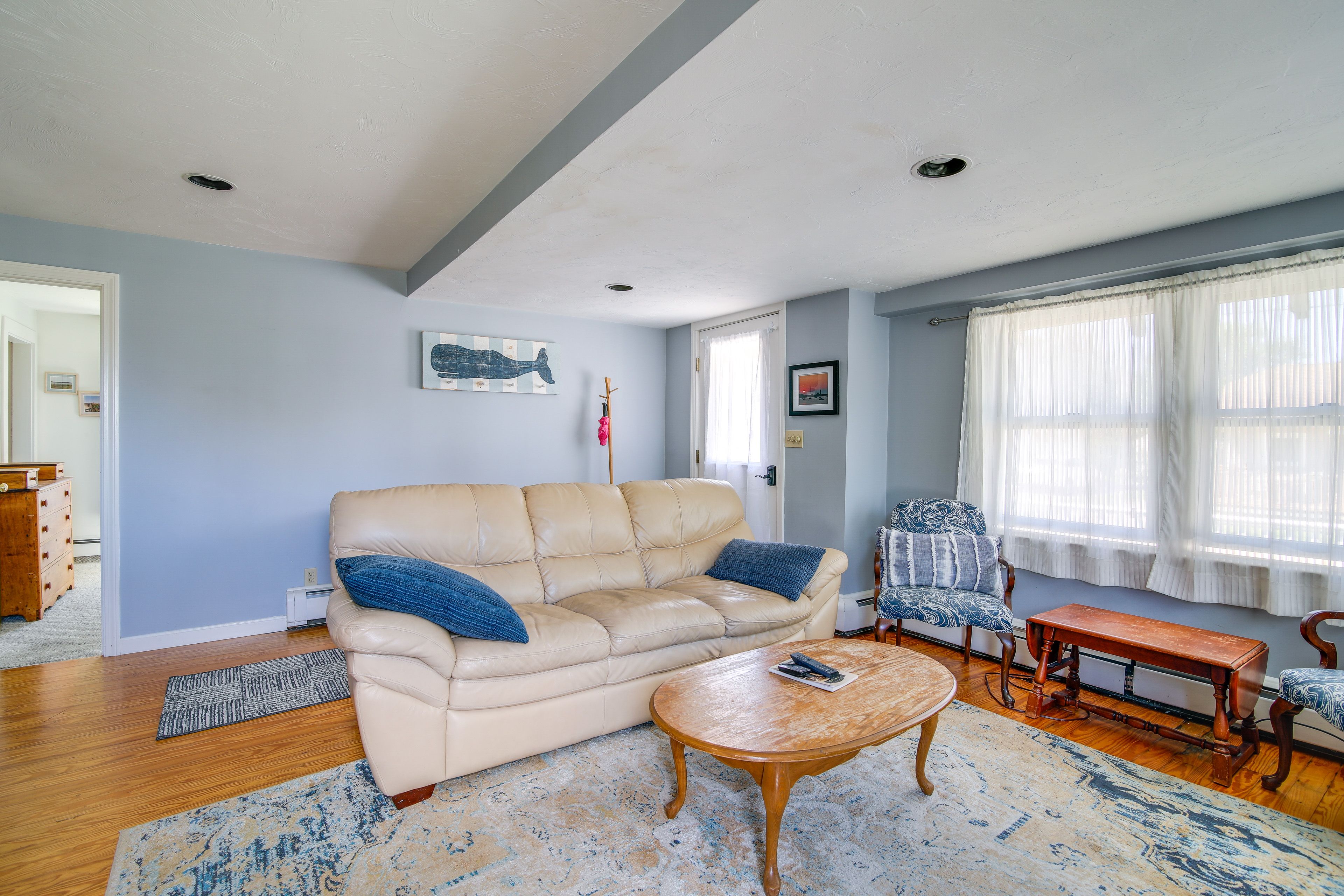 Living Room | 1st Floor | Cable TV | Free WiFi